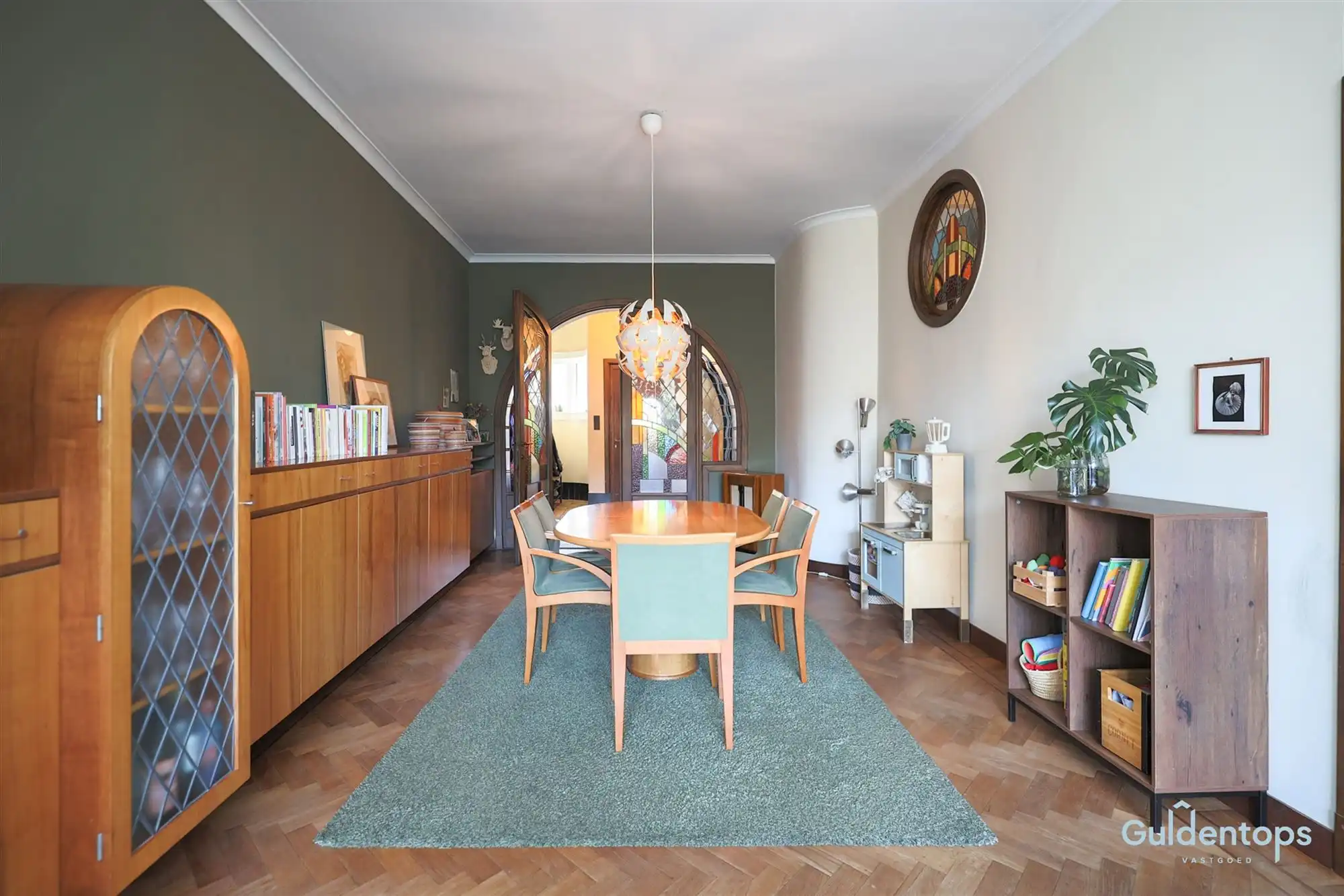 Knappe goed gelegen architectenwoning met mooie tuin foto 9