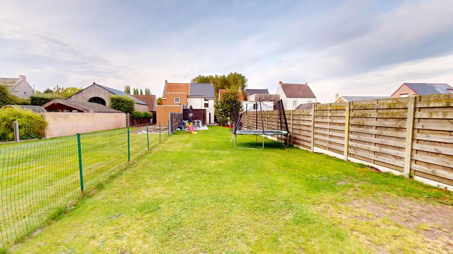 Gerenoveerde gezinswoning met 4 slaapkamers foto 18