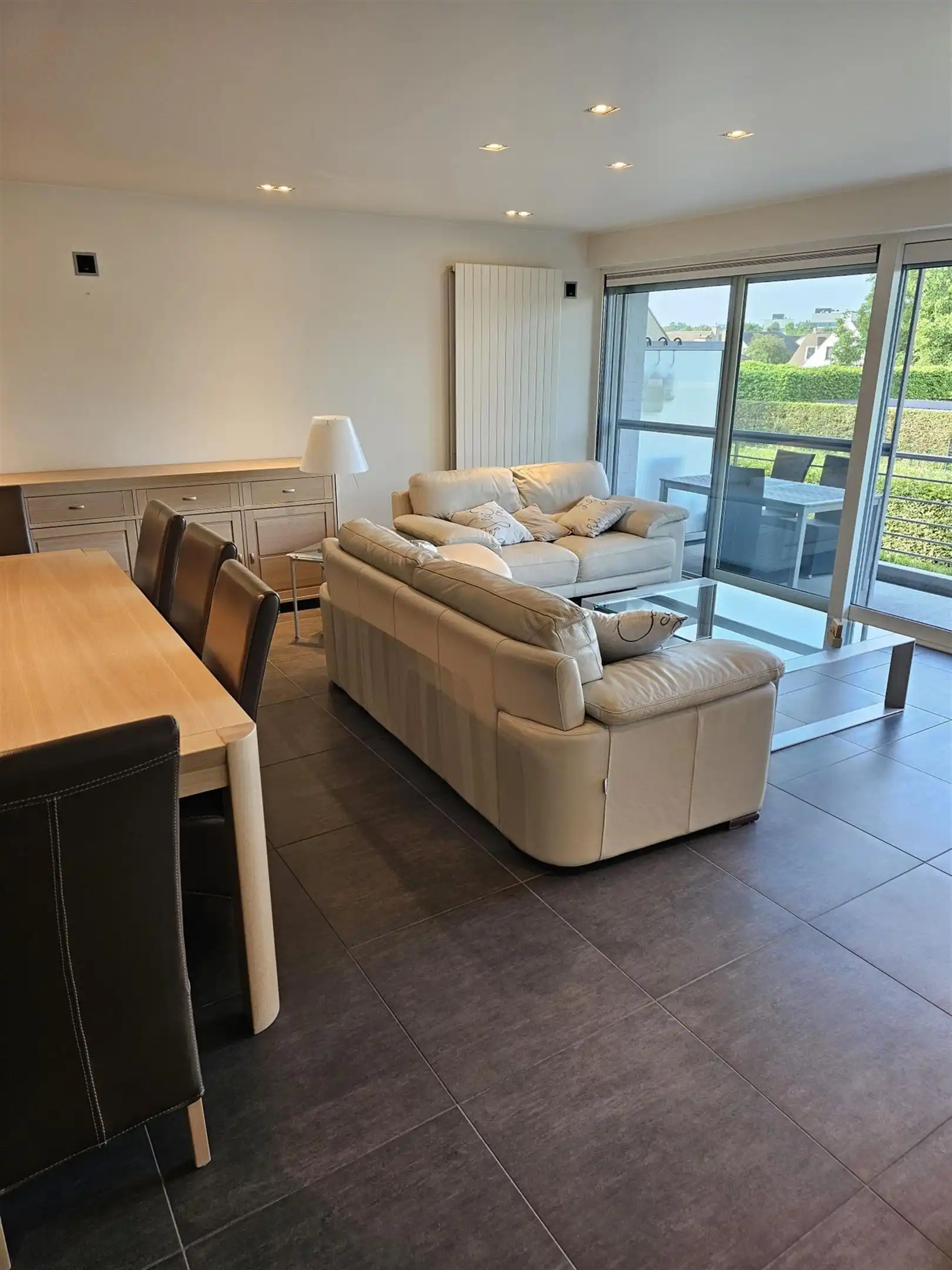 Luxueus afgewerkt, gemeubeld twee slaapkamer appartement met terras en garage. foto 3