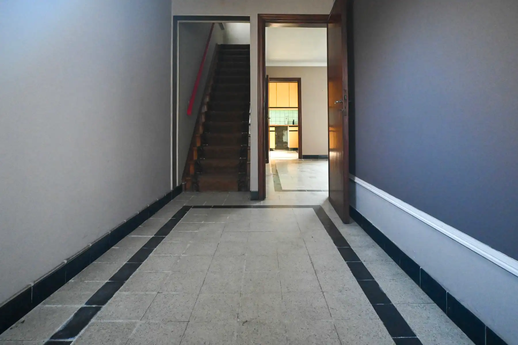 Te renoveren hoekwoning met garage te Eernegem. foto 2