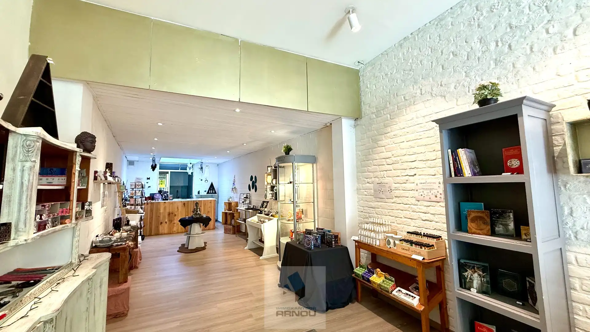 Commercieel gelegen handelsruimte met mooie etalage foto 4