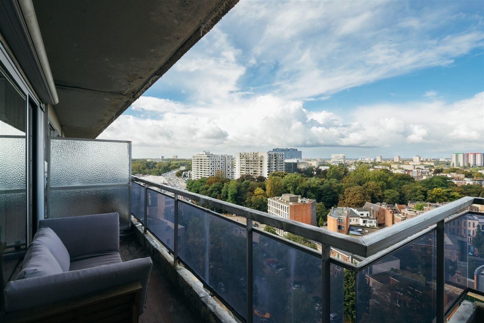 Gerenoveerd appartement met panorama over Antwerpen foto 21