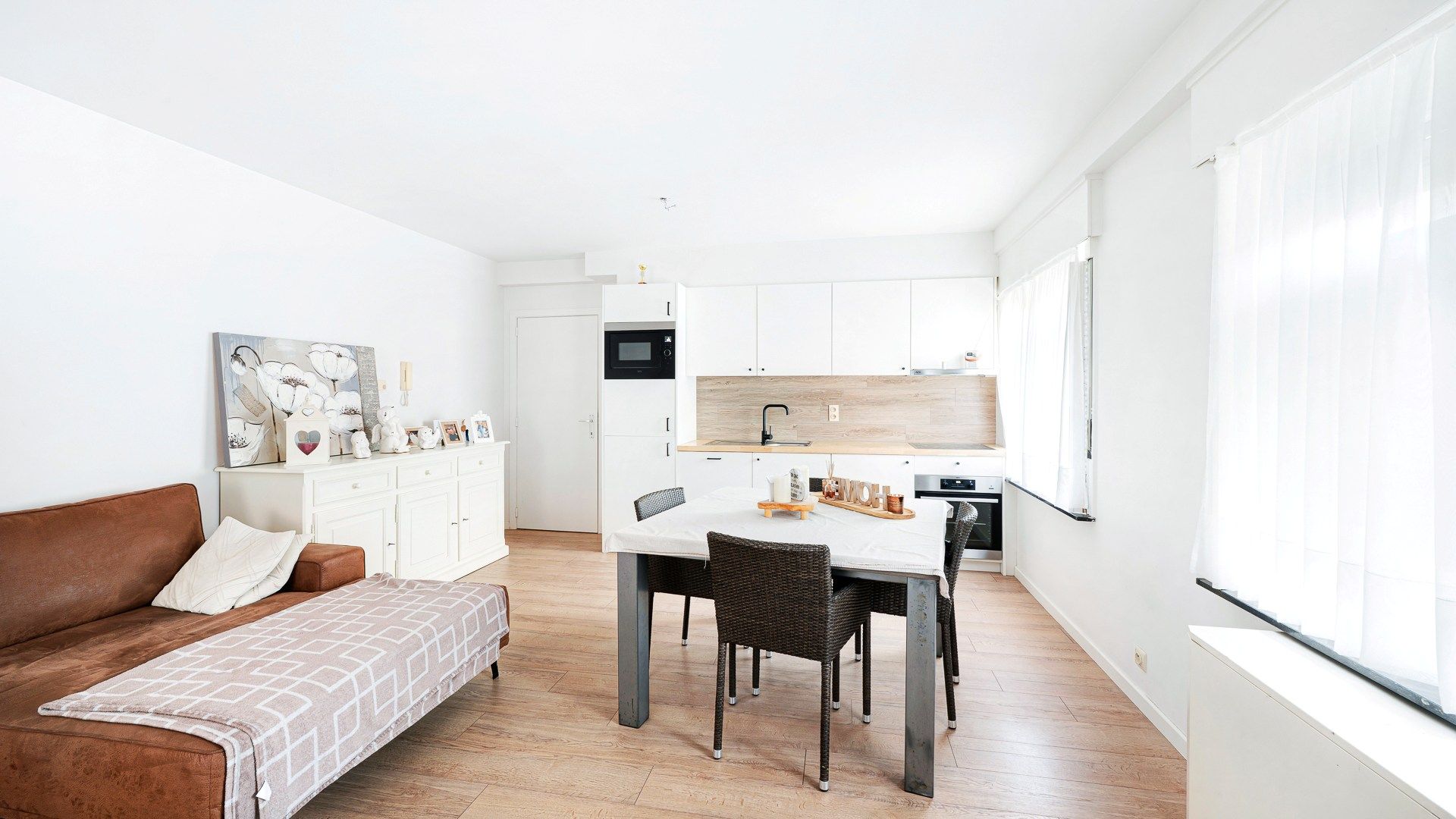Verzorgd 2-kamer appartement in hartje Heist foto 2