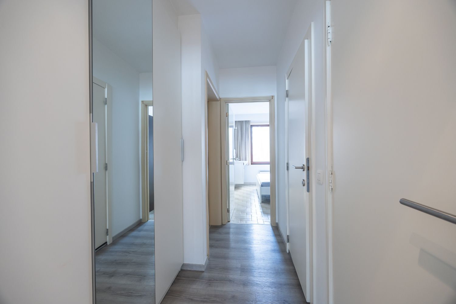 Instapklaar 2 slaapkamer-appartement met zijdelings zeezicht foto 14