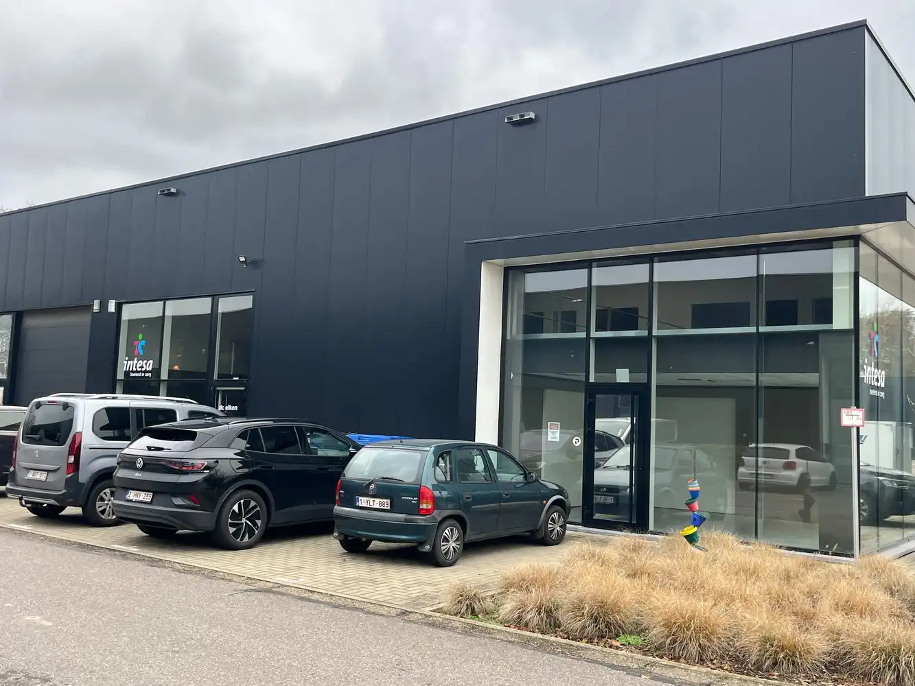 Bedrijfshal met kantoor foto 24