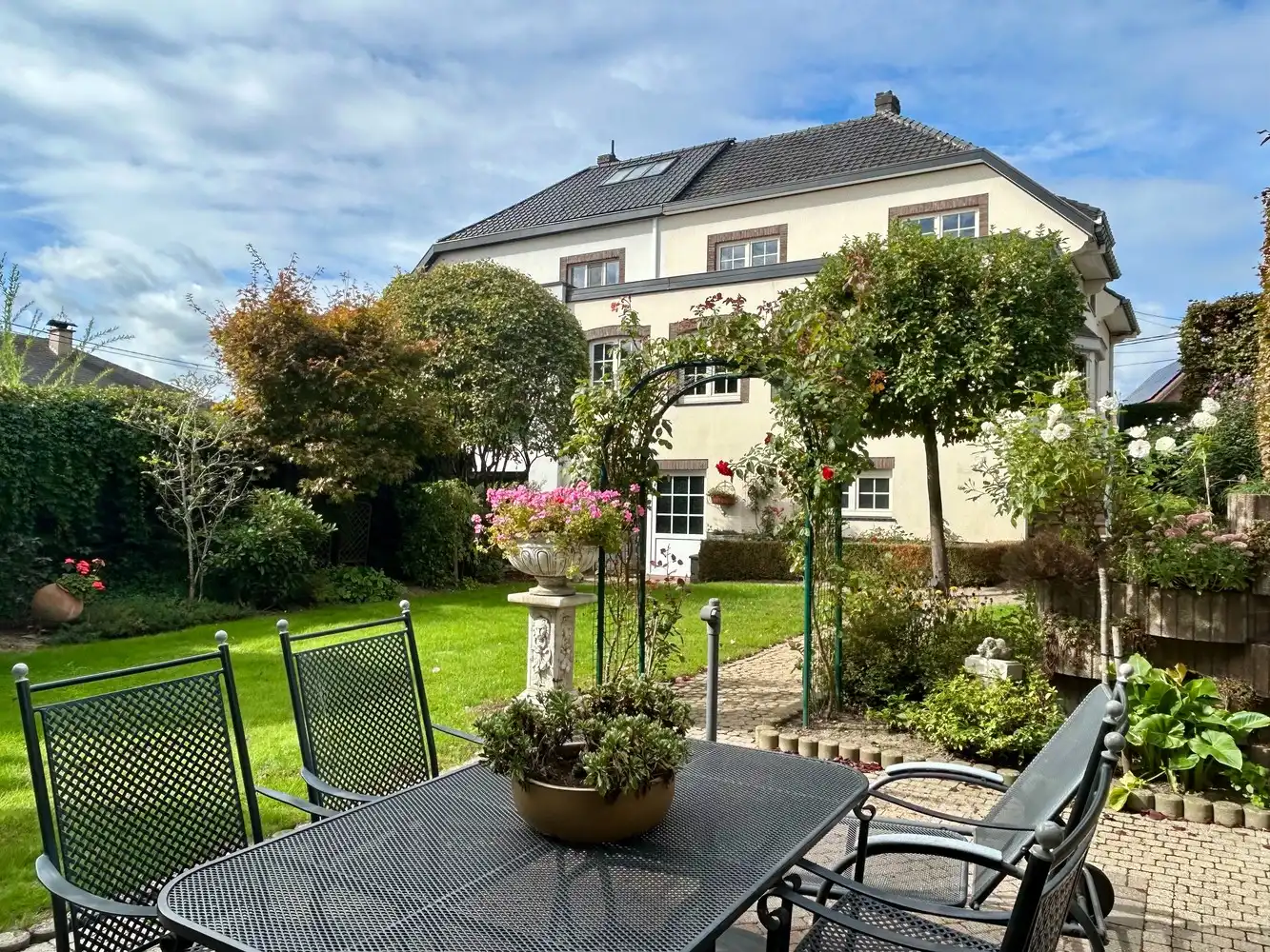 Ruime halfopen woning met overdekt zwembad op topligging foto 21