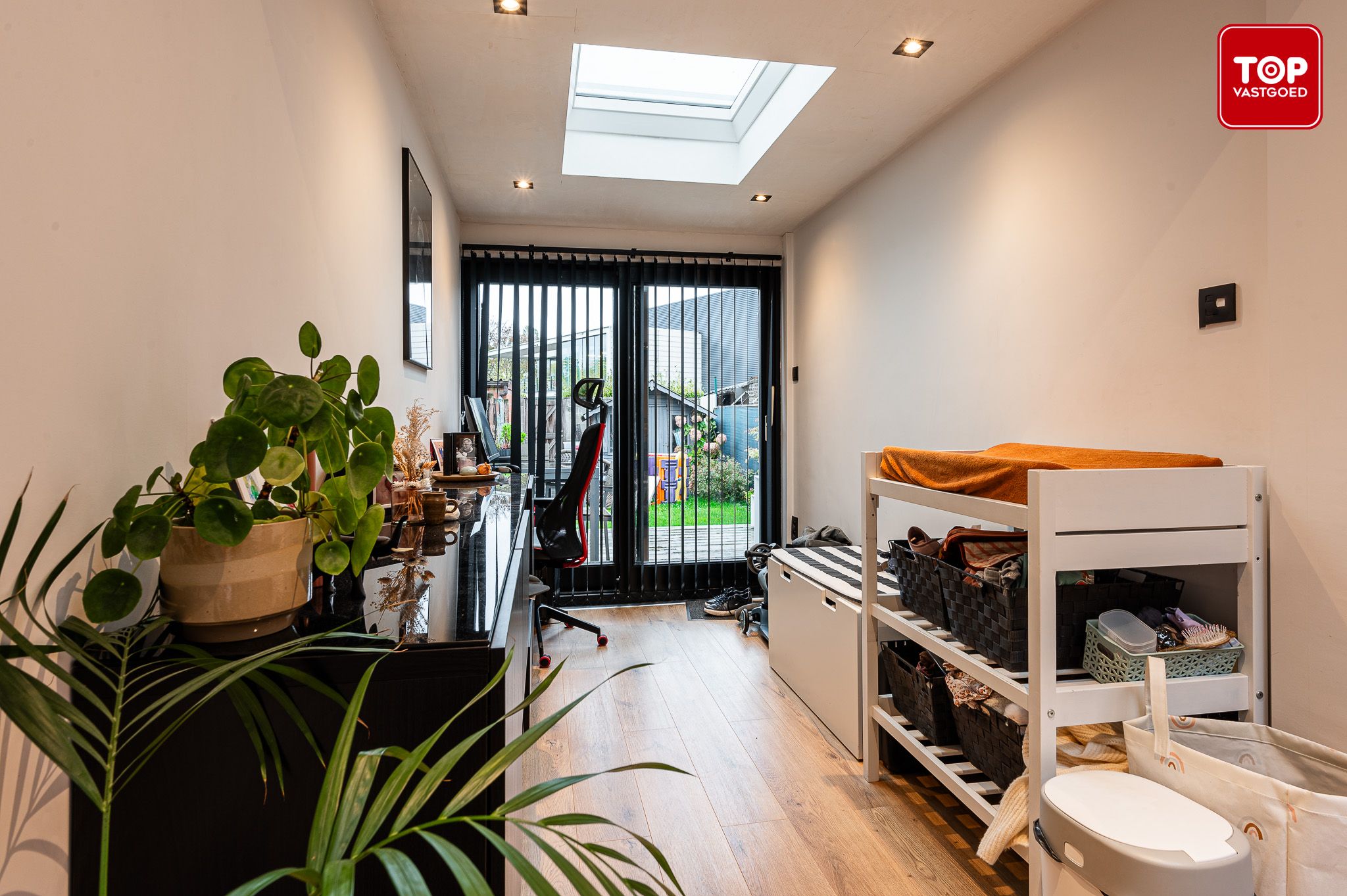 Gezellige woning met moderne keuken en grote tuin foto 16