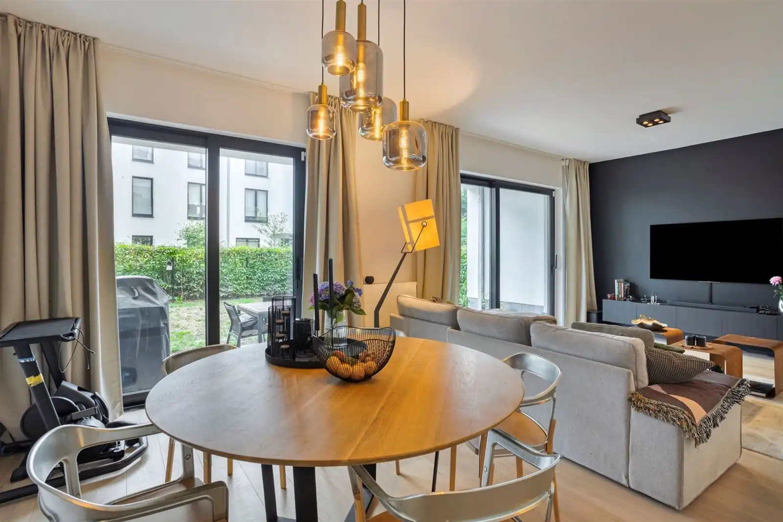 Prachtig recent gelijkvloers appartement met 2 slaapkamers, tuin en parking foto 10