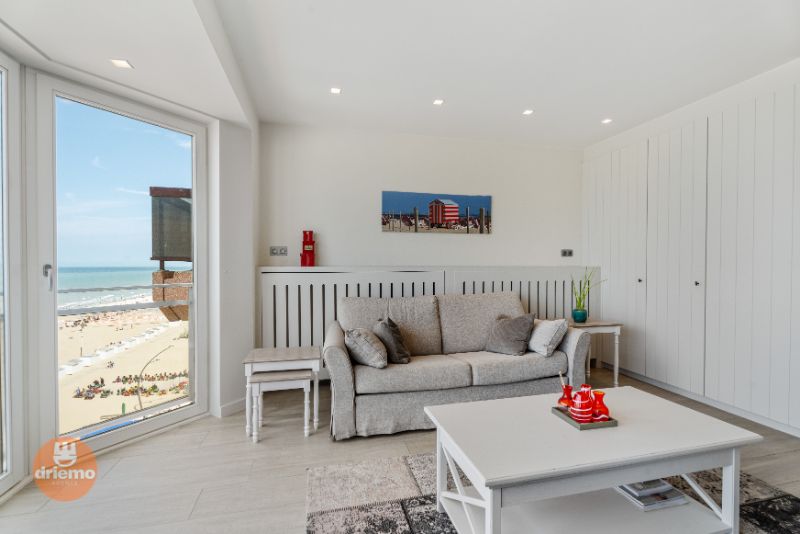 STIJLVOL EN HOOGWAARDIG AFGEWERKT APPARTEMENT CENTRAAL OP DE ZEEDIJK foto 2
