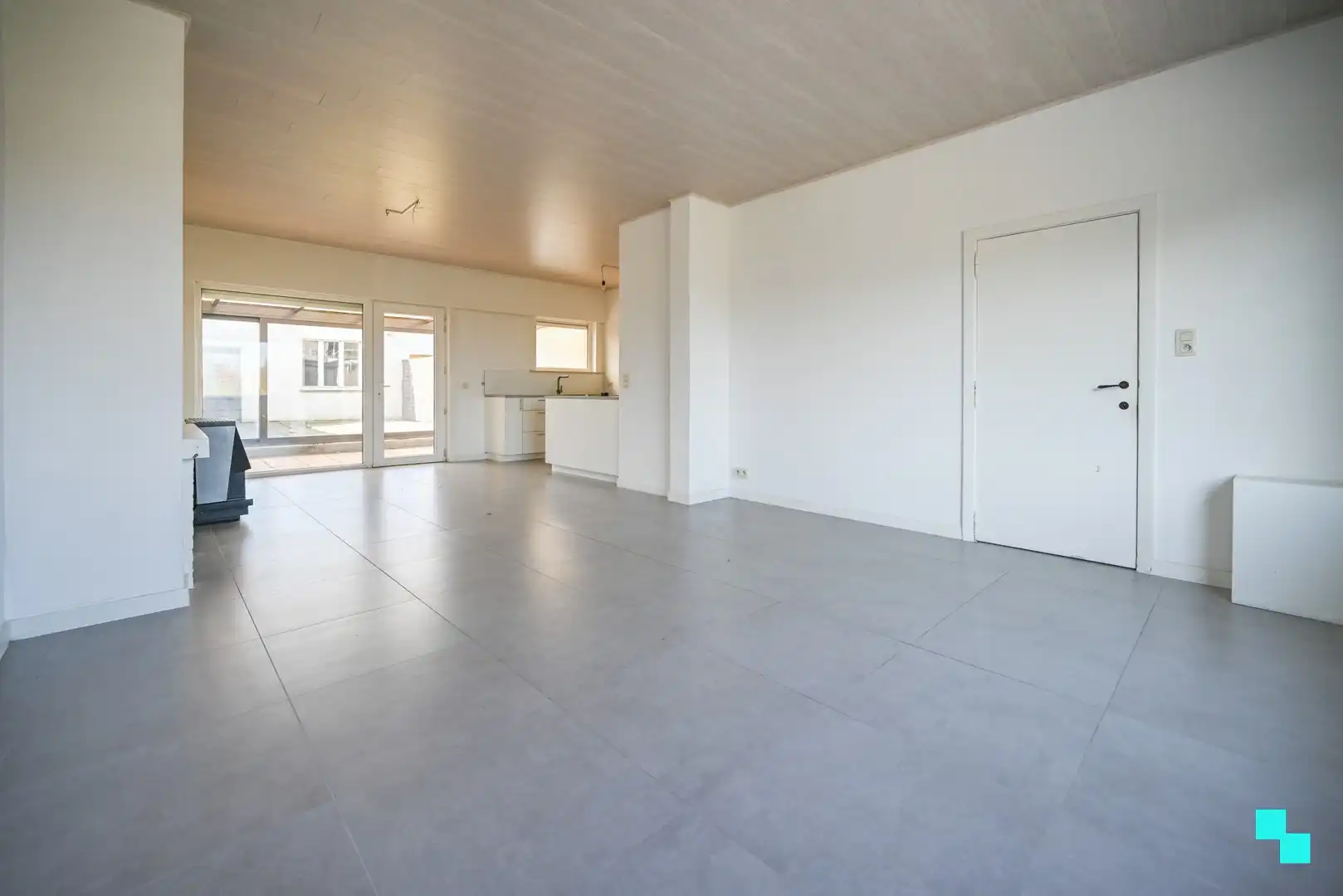 Gerenoveerde woning met twee slaapkamers en ruime garage foto 4