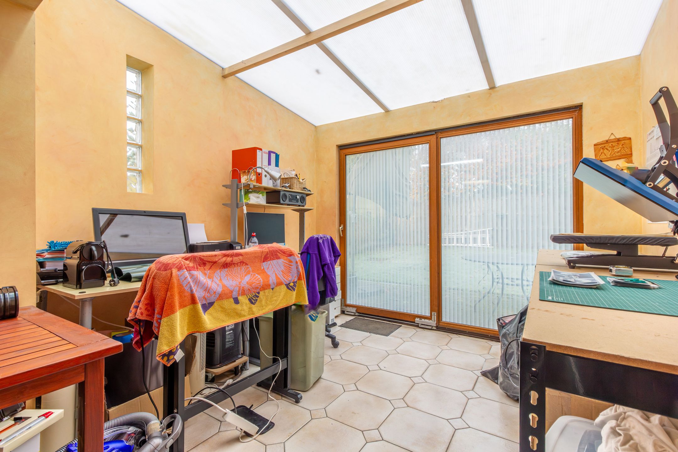 Charmante gezinswoning met potentieel, grote oprit en tuin foto 15