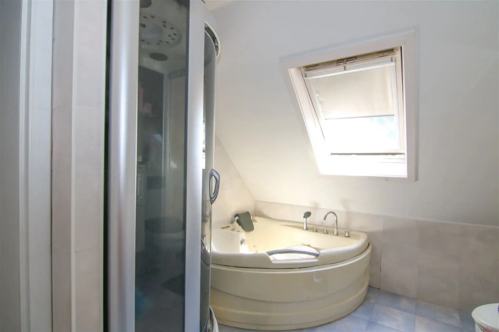 Halfopen woning met in groene wijk foto 10