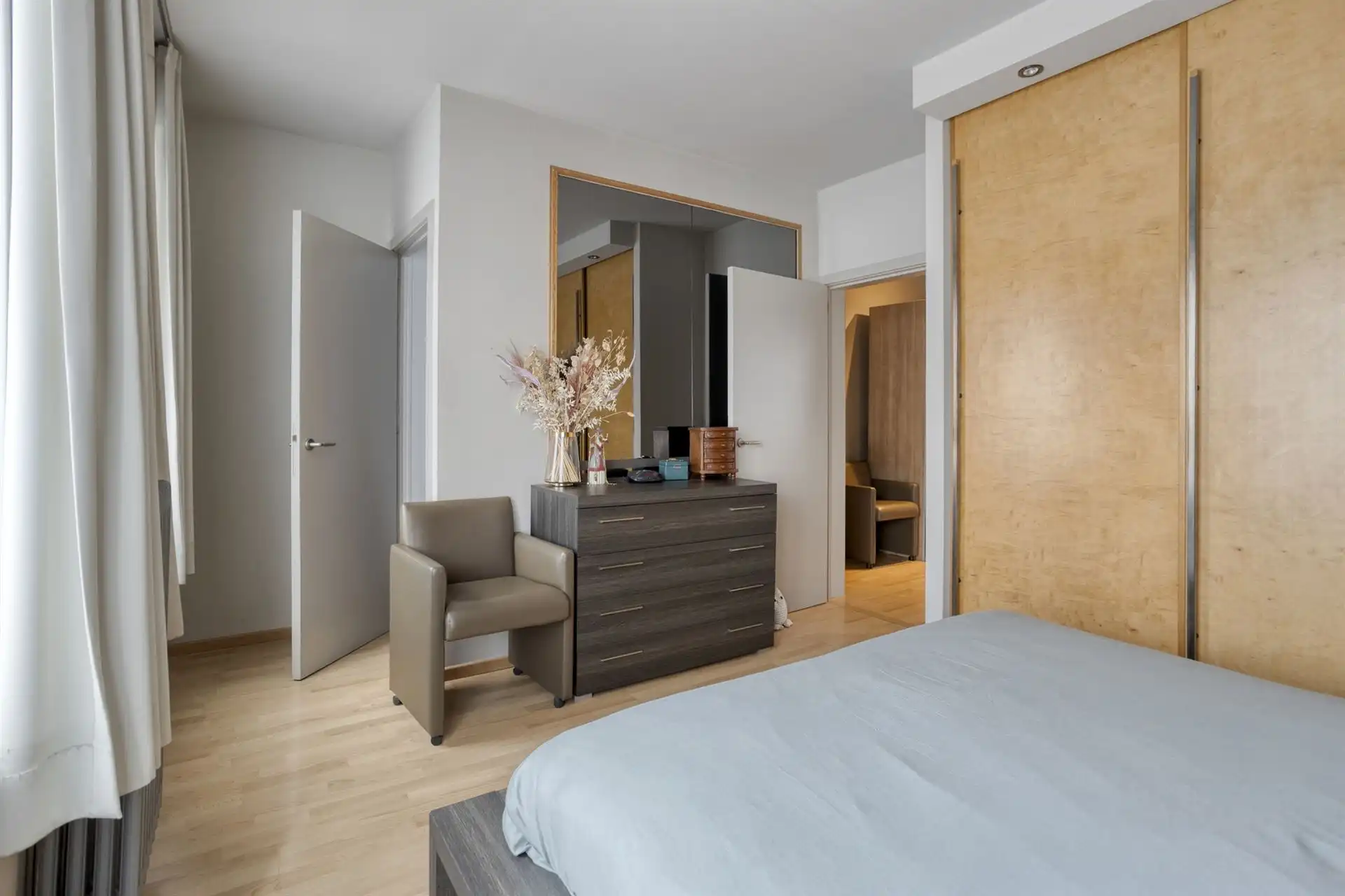 Instapklare woning met 3 slaapkamers, tuin en parkeerplaats foto 14