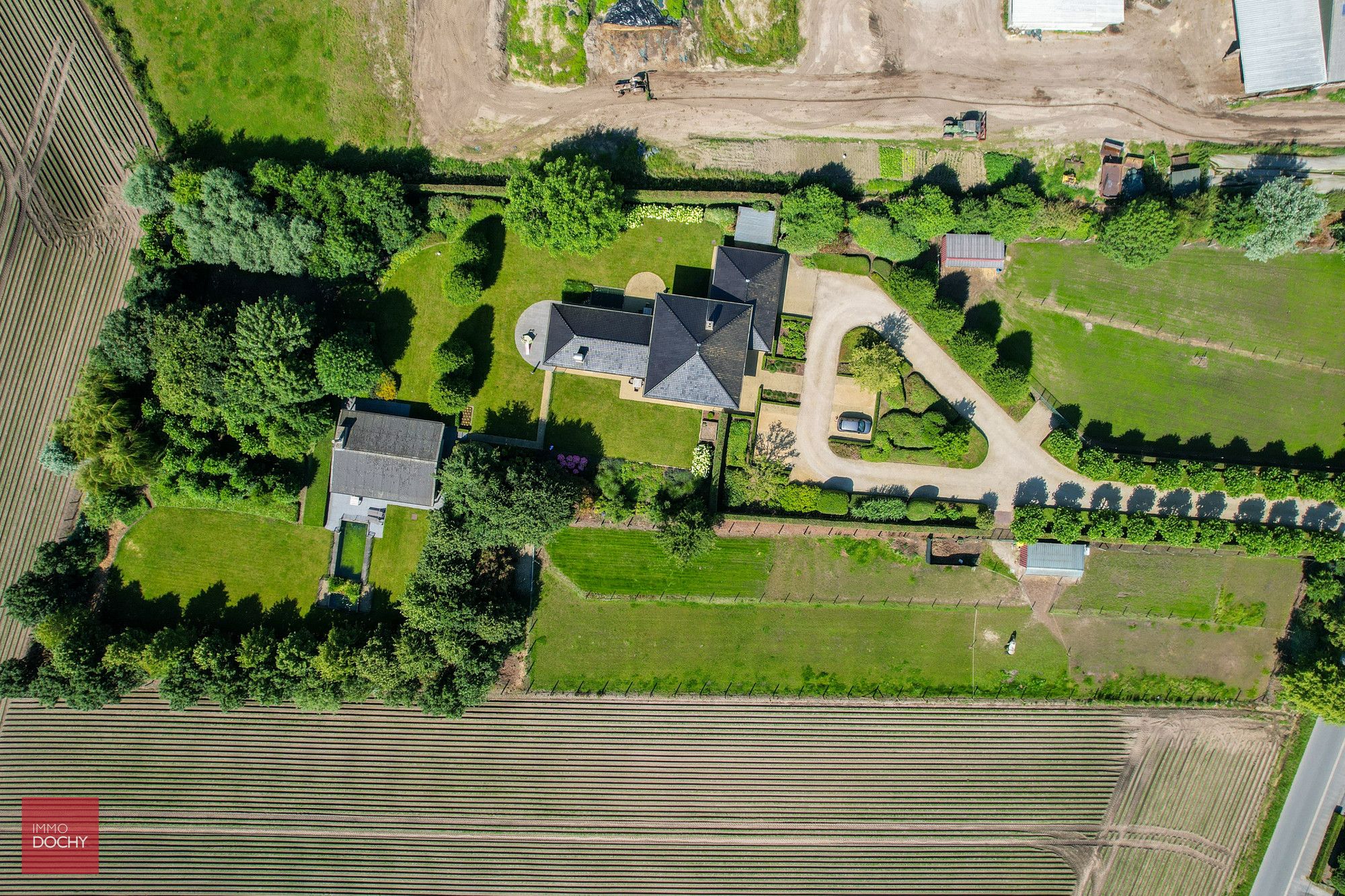 Rustig gelegen villa met bijgebouw en weides foto 2