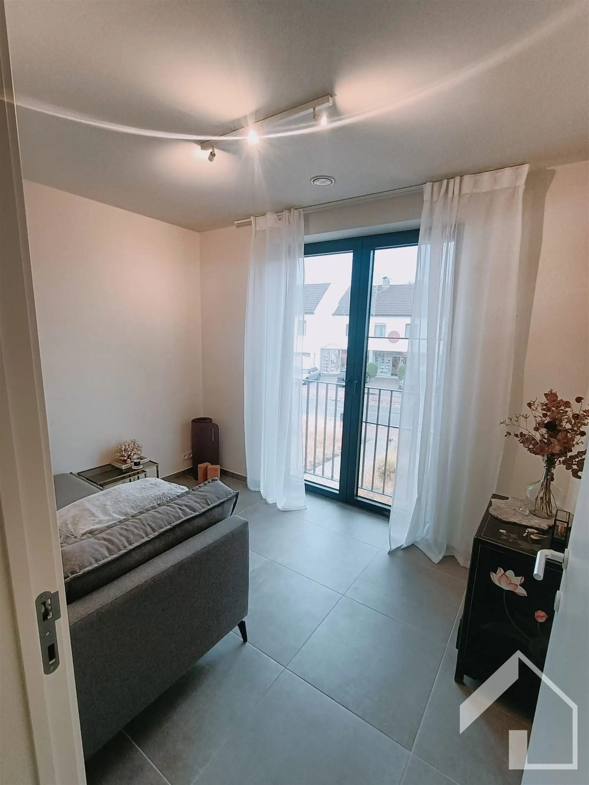 Nieuwbouwappartement op 1e verdieping met lift, 2 slaapkamers, autostaanplaats en kelder foto 8