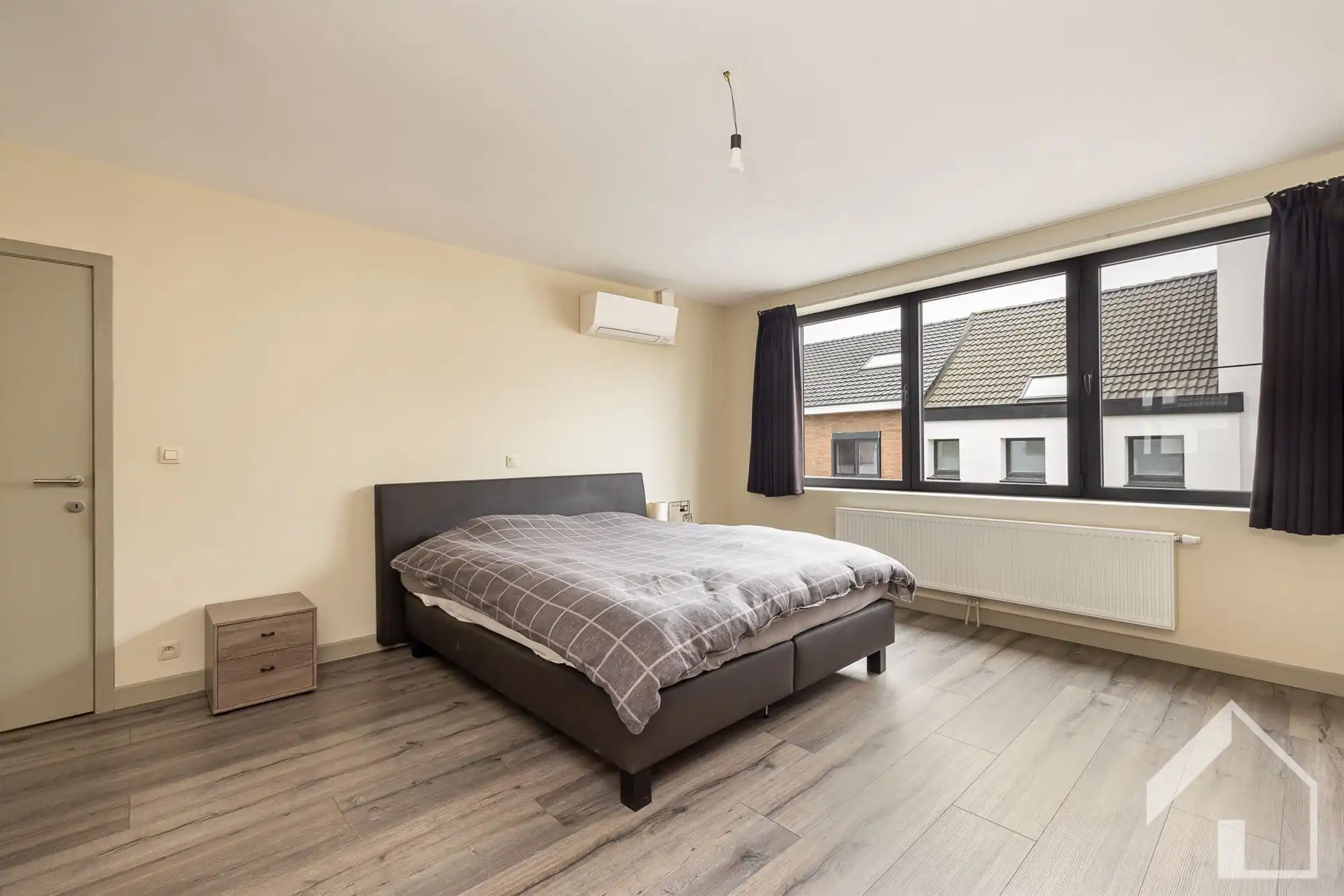 Gelijkvloers handelspand (300m2) + groot gerenoveerd appartement van 137m2 foto 18