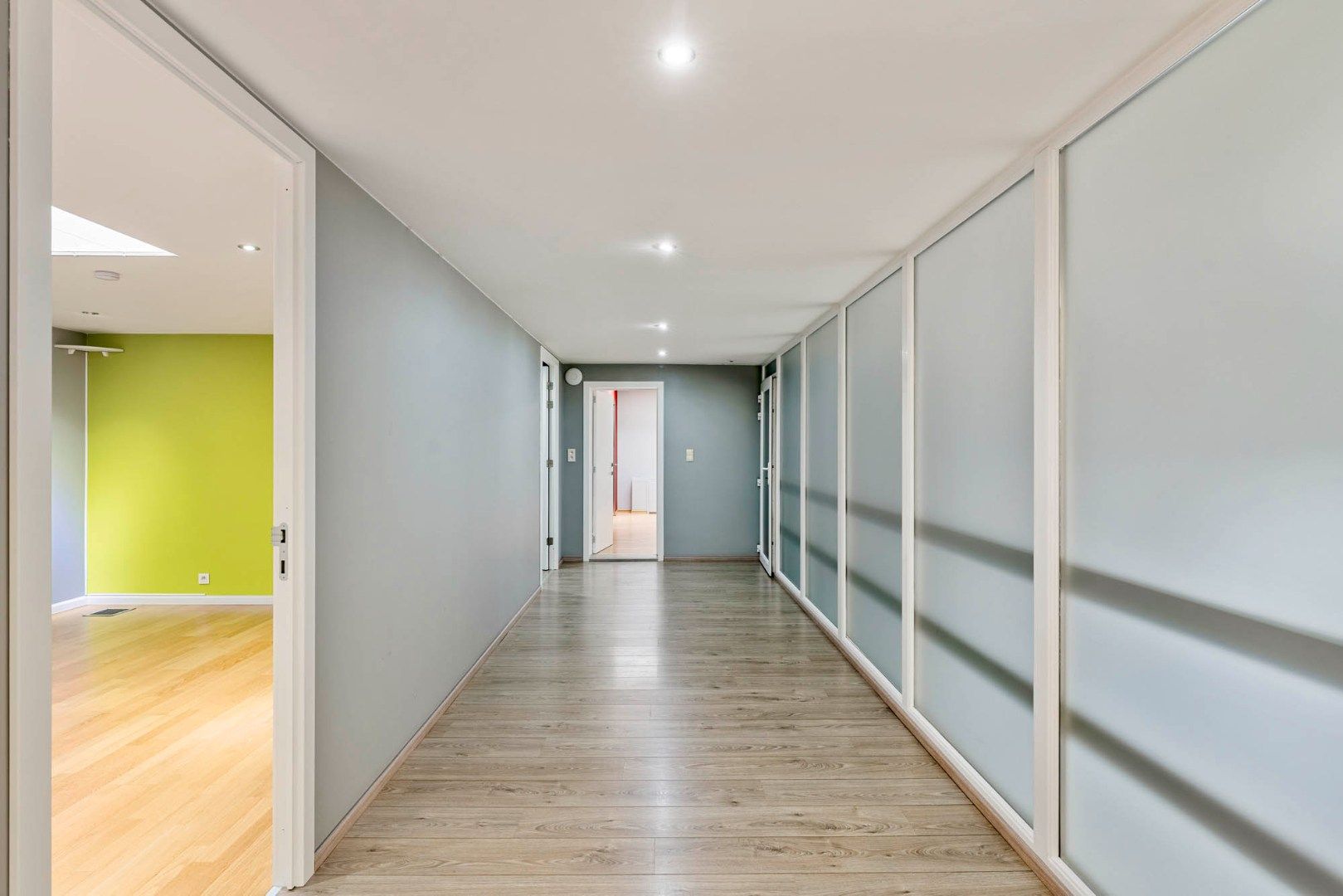 Bedrijfsgebouw met kantoren, magazijnen en woonst - groot 2580 m² foto 23