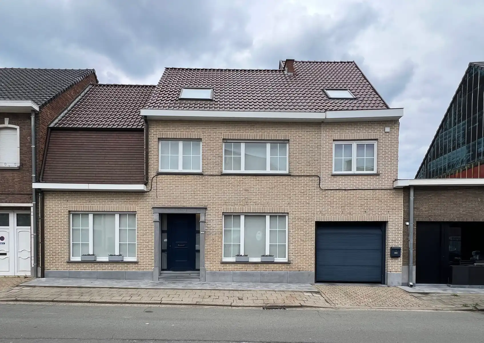 Ruime woning met 6 slk, 2 badk, 2 keukens en dubbele garage foto {{pictureIndex}}