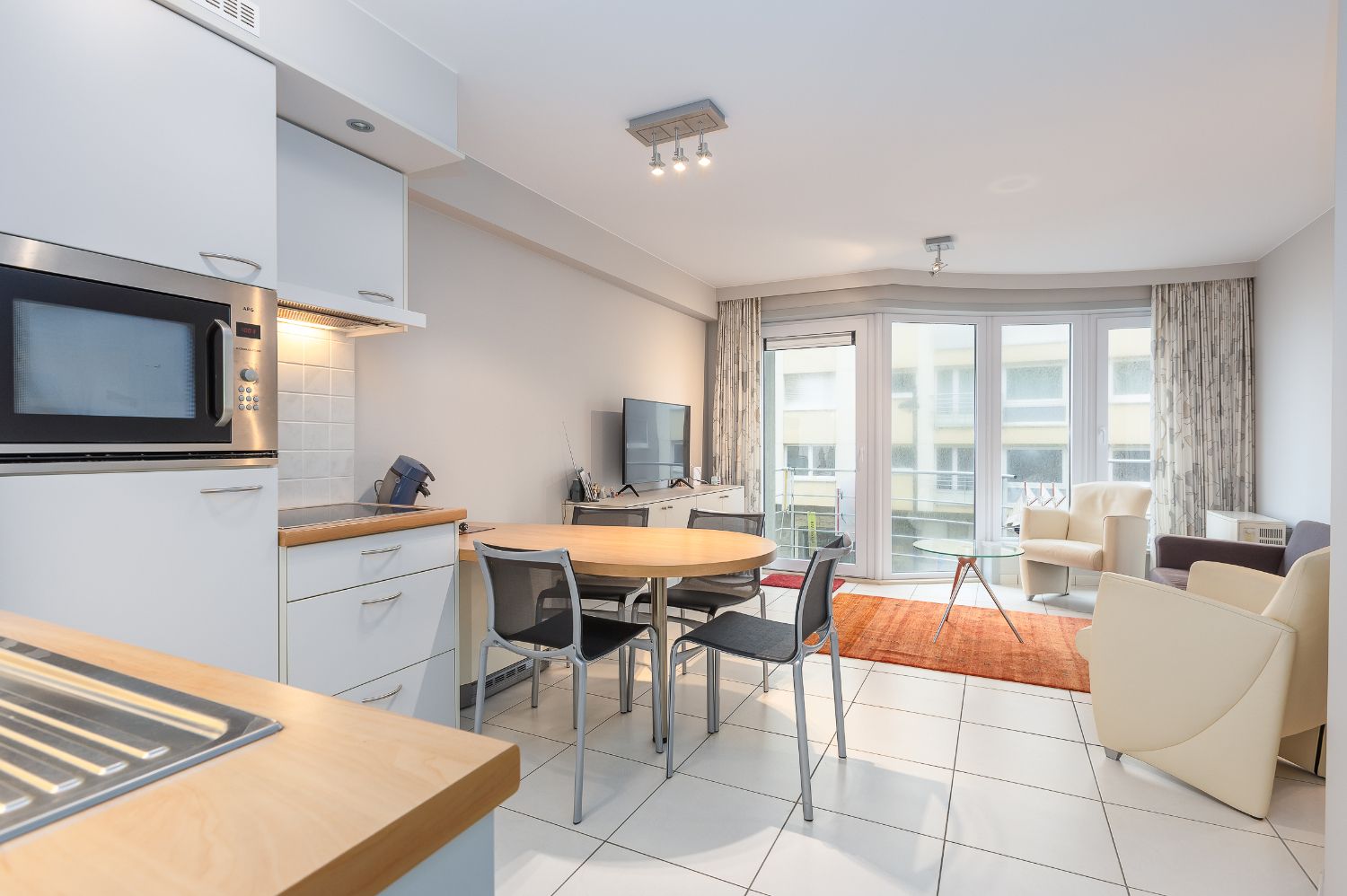 Knus 2 slaapkamer-appartement met lateraal zeezicht foto {{pictureIndex}}
