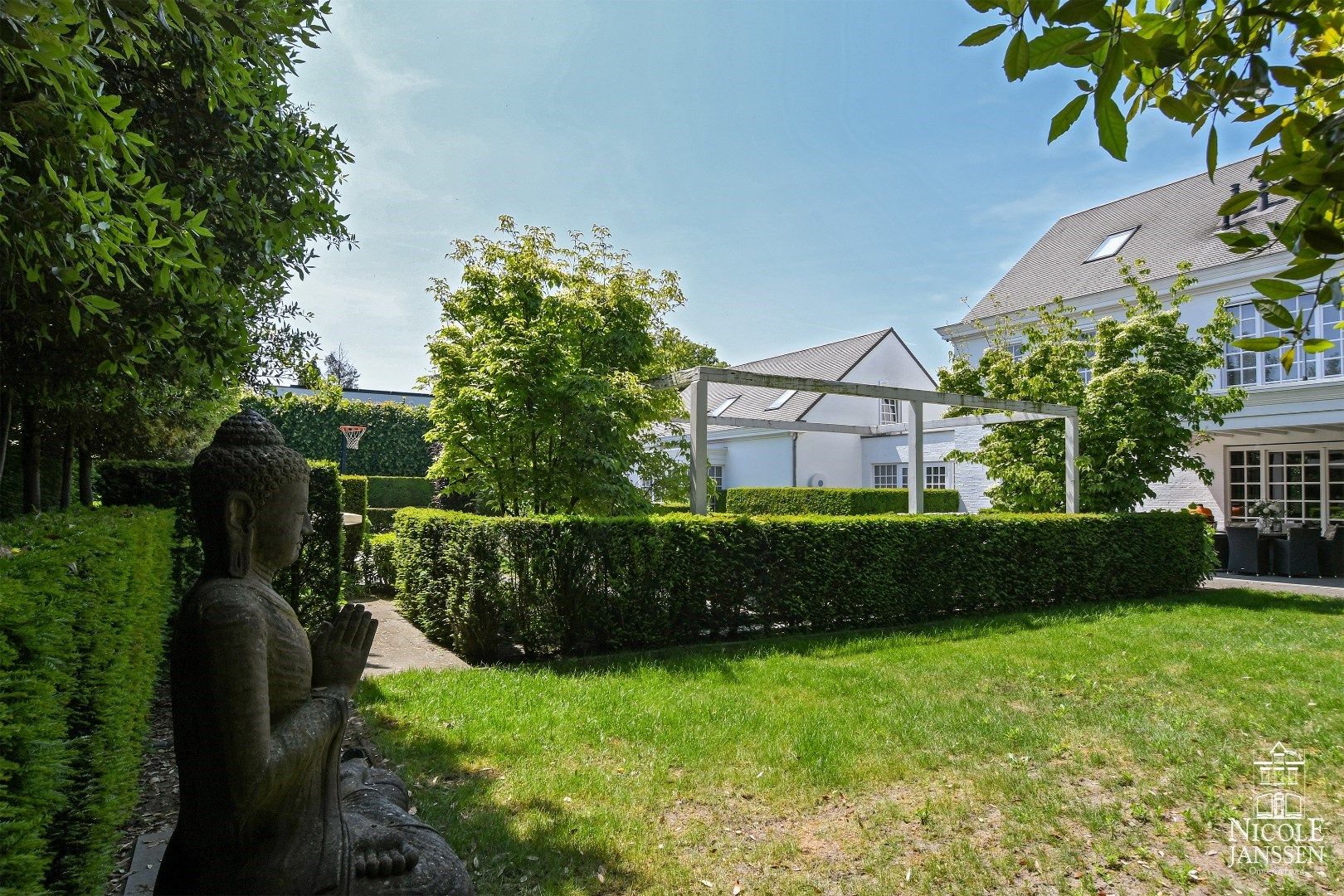 Luxueus en ruim ingedeeld landhuis met naastliggend garagegebouw met appartement foto 37