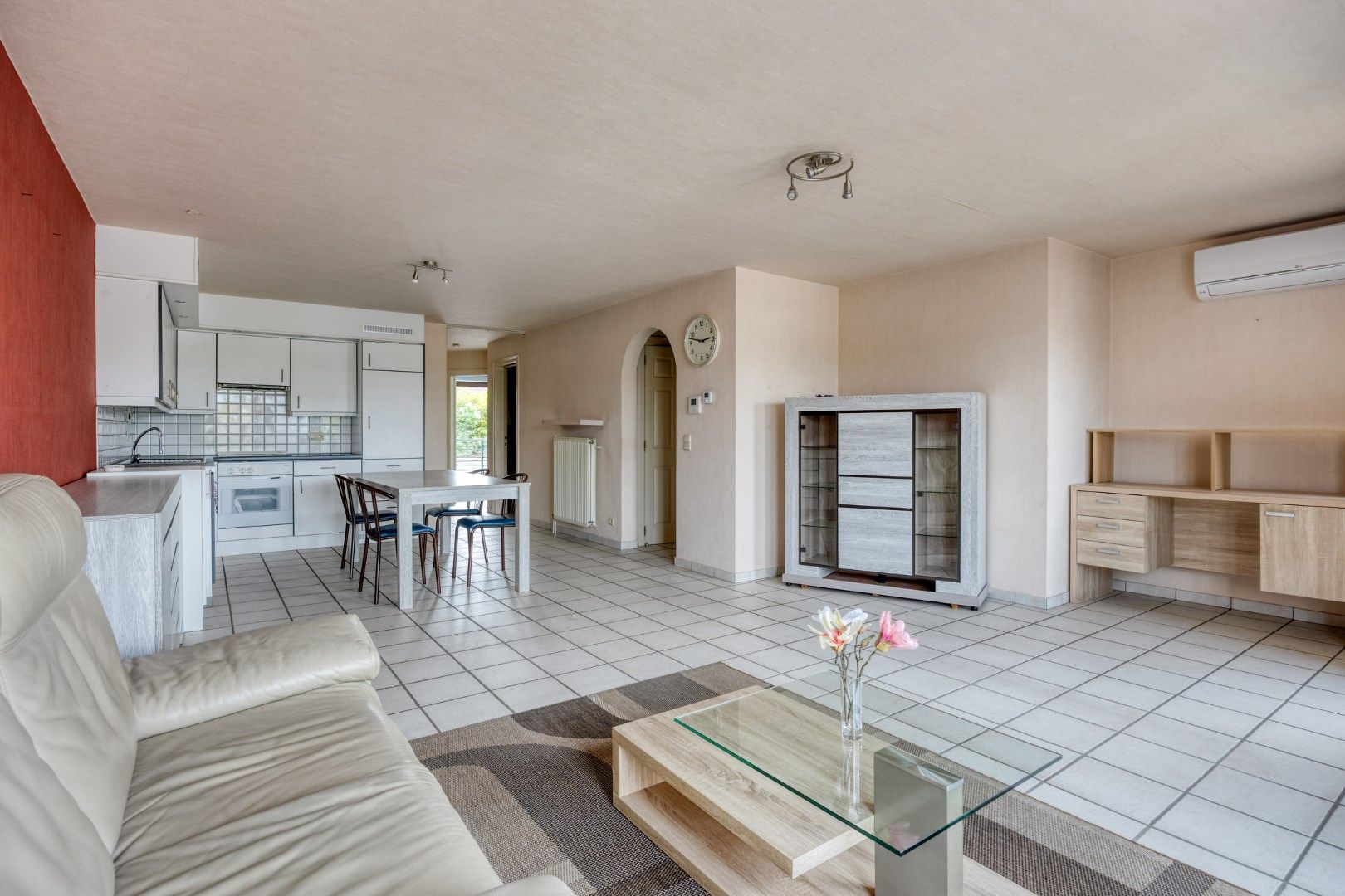 Goed onderhouden appartement met 2 slpks en garage in het centrum van Mol ! foto 2
