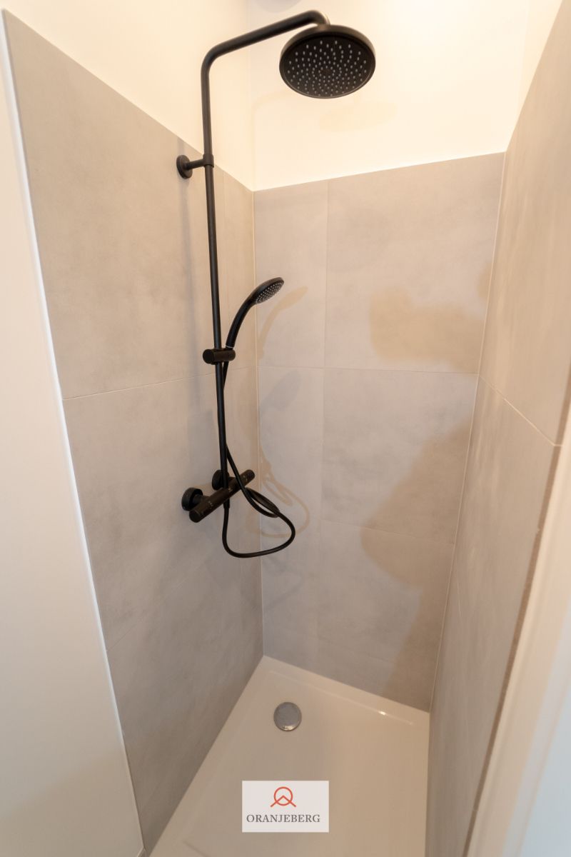 Gerenoveerde lichtrijke duplex studentenstudio foto 16