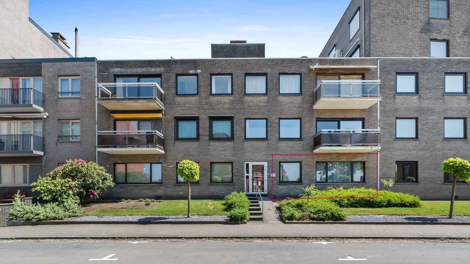 Ruim appartement met terras, lift en ondergrondse autostandplaats in het centrum van Paal foto {{pictureIndex}}