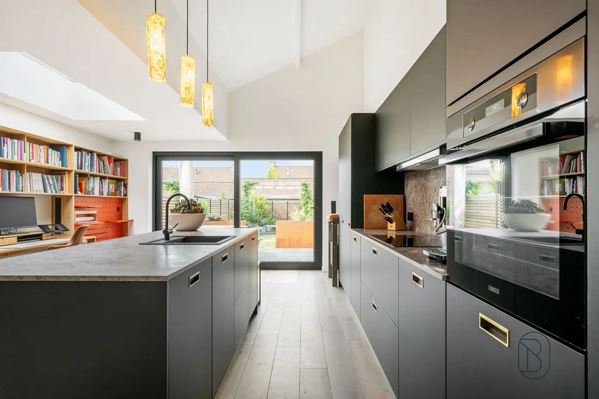 Recent gerenoveerde woning met 3 slk en leuke tuin! foto 11