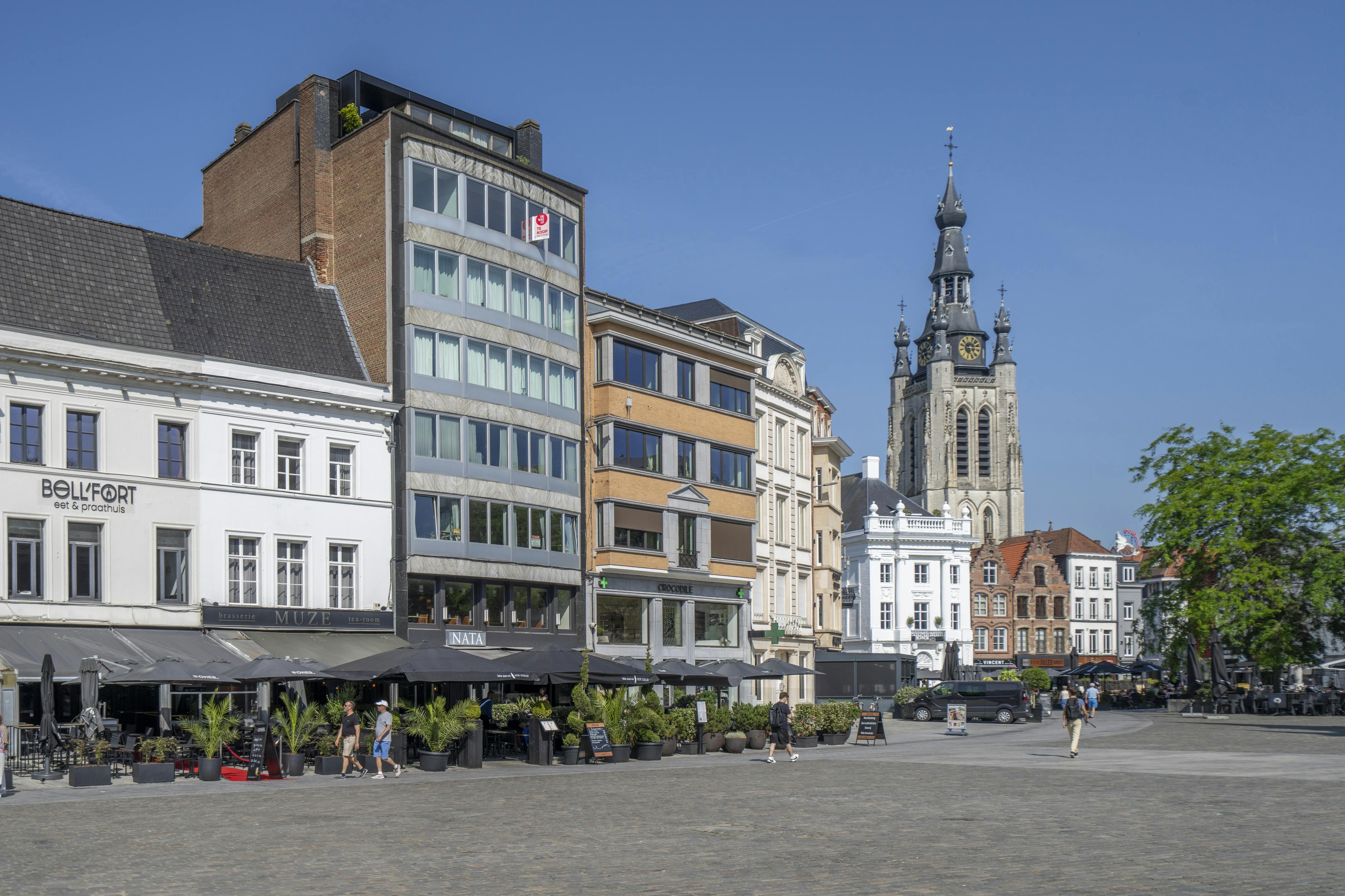 Ruim Appartement met zicht op de Grote Markt van Kortrijk foto 8