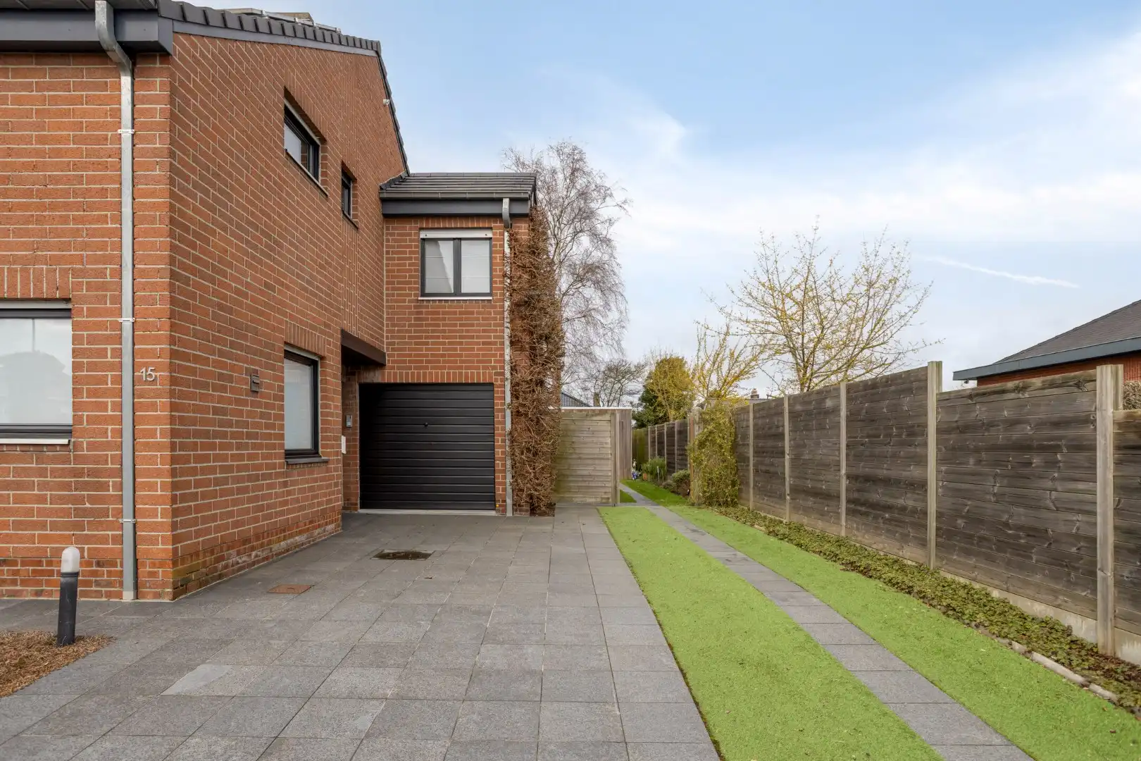 Open bebouwing met mooie tuin en 2 garages op topligging! foto 24