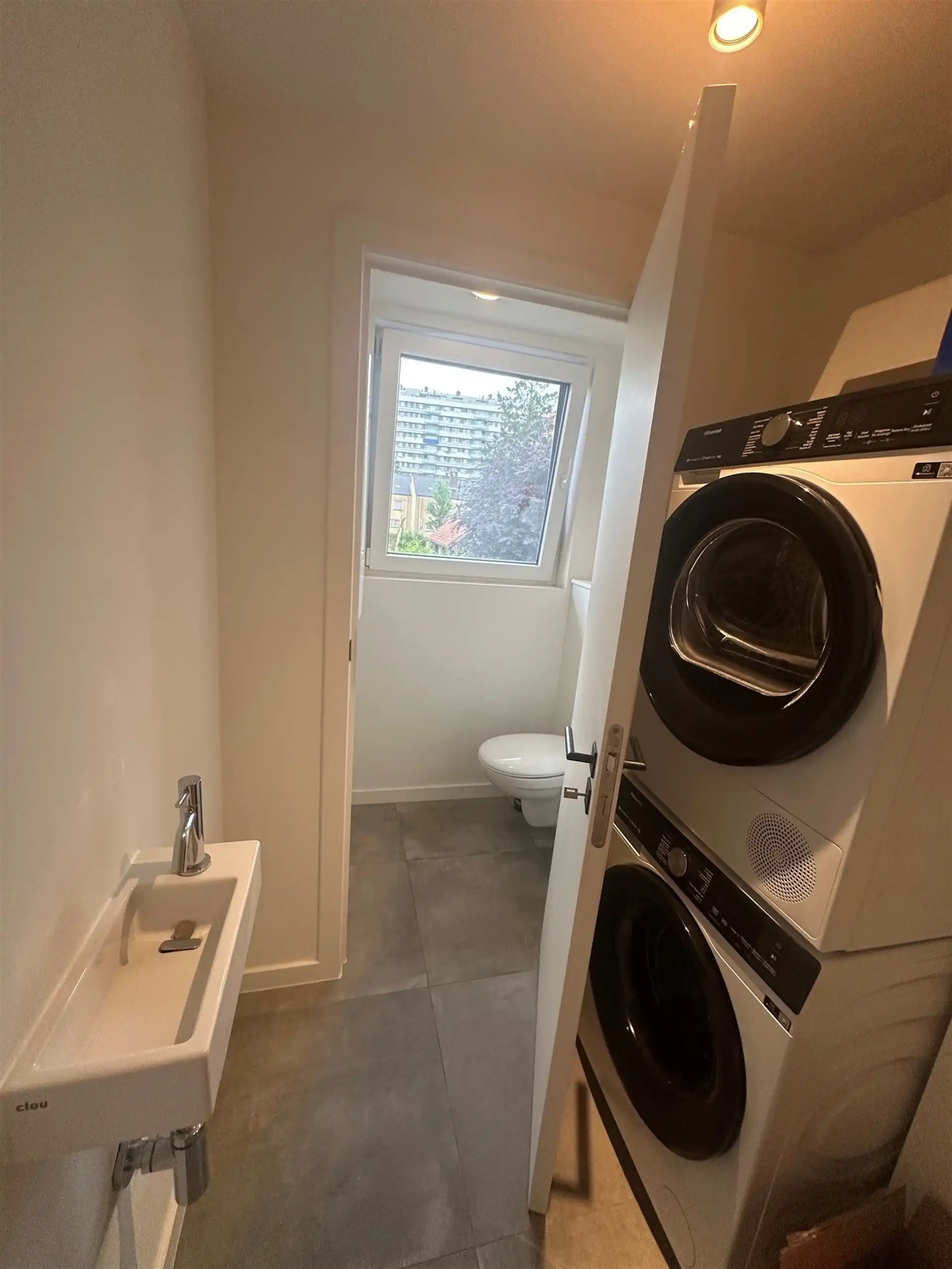 Strategisch gelegen en gerenoveerd tweeslaapkamerappartement met garage foto 9