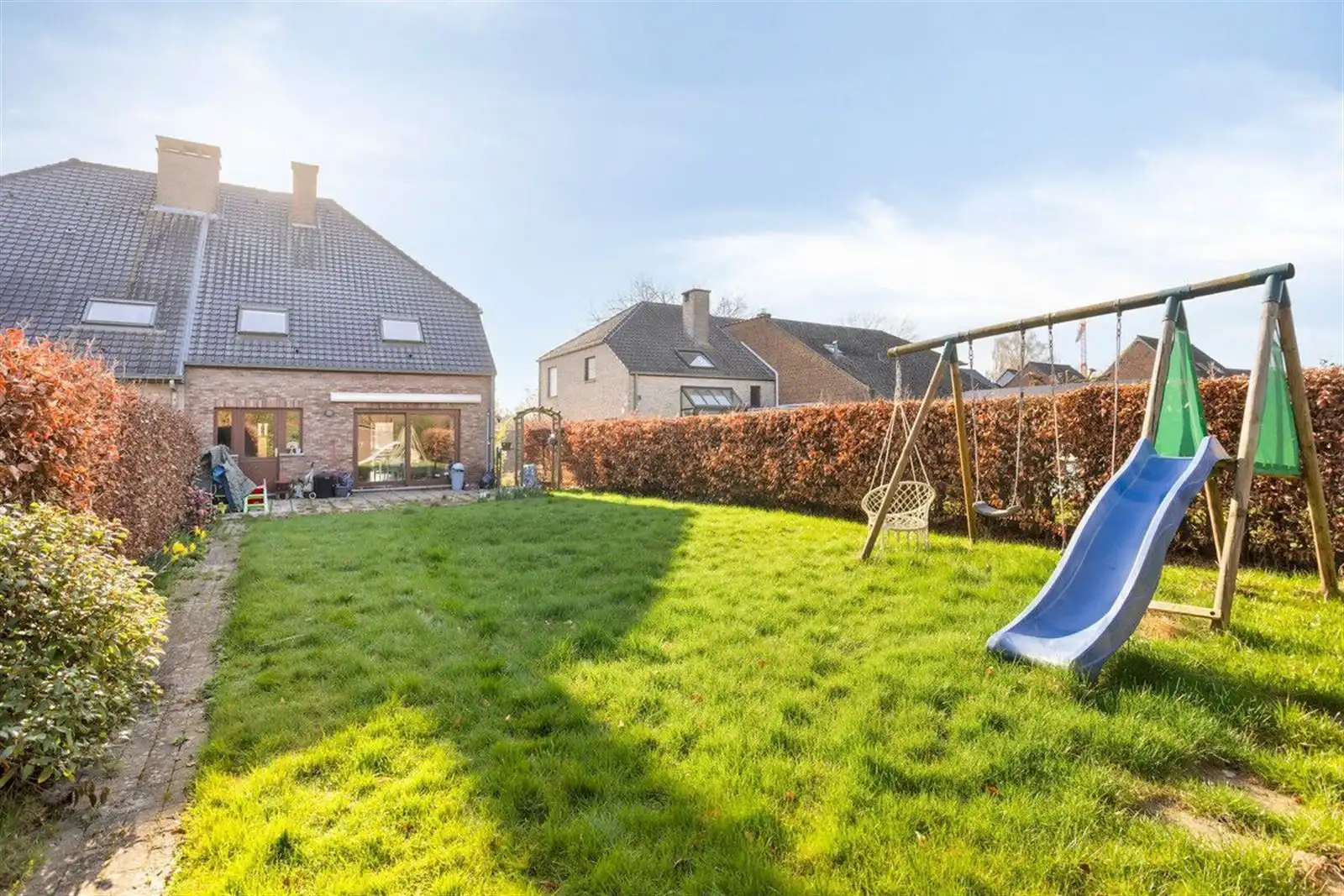 Ruime 3-gevel woning (274m²) met 3 slaapkamers, grote garage en mooie tuin foto 27