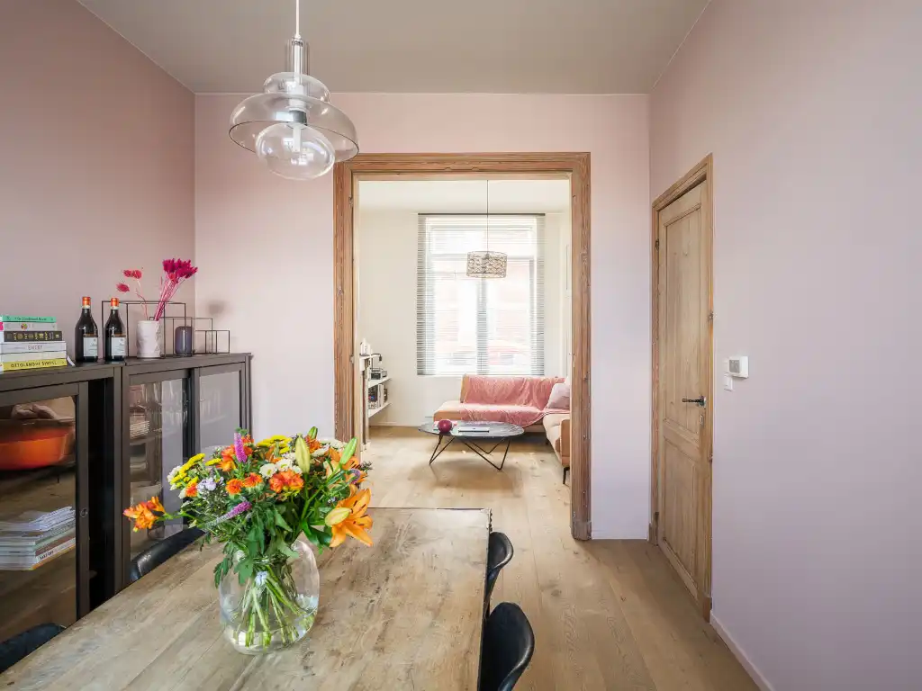 Karaktervolle woning met 4 slaapkamers en zonnige stadstuin op een boogscheut van het centrum van Gent. foto {{pictureIndex}}