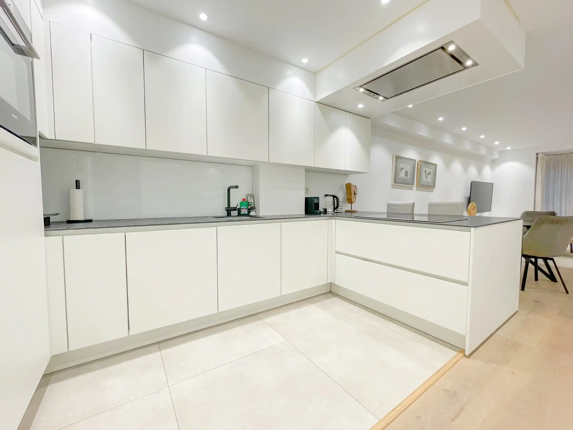 Stijlvol gerenoveerd appartement gelegen op een boogscheut van de zee. foto 9