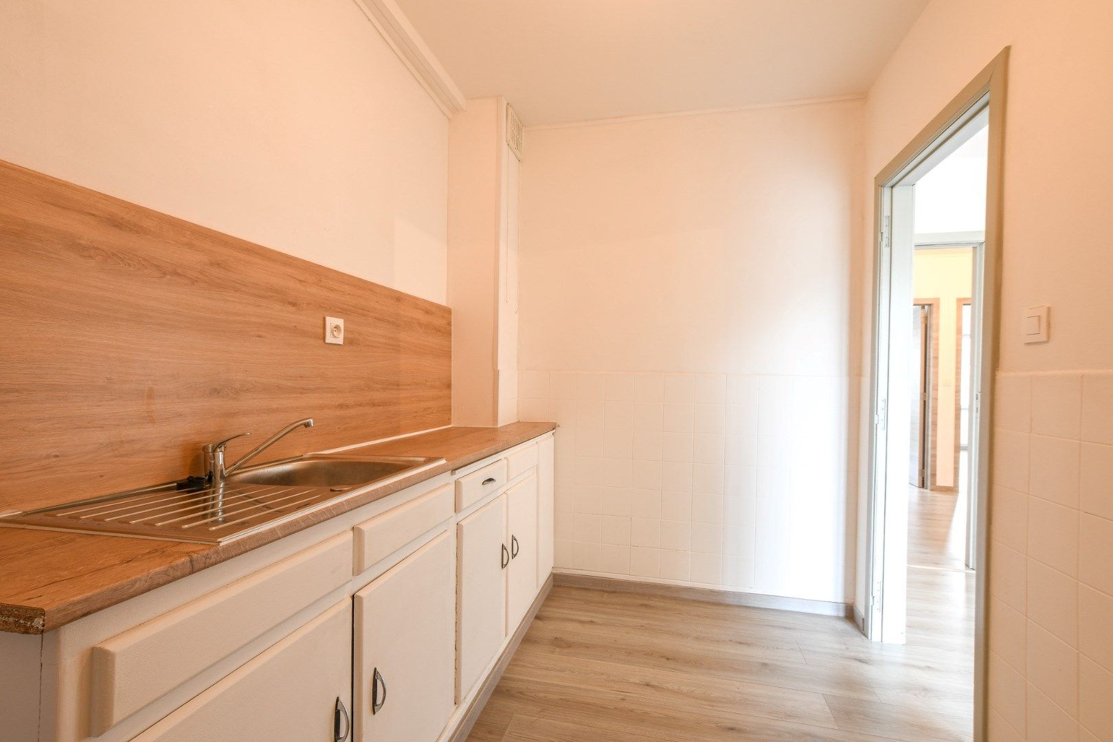 Gerenoveerd 2-slaapkamer appartement in Wenduine te huur foto 10