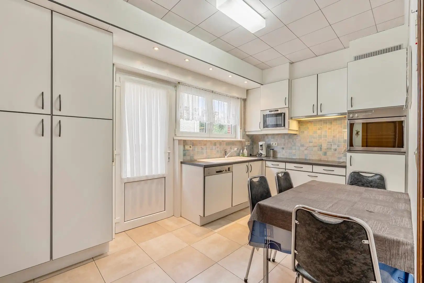 Gelijkvloerse bungalow met 2 slaapkamers, garage en riante tuin op toplocatie foto 9