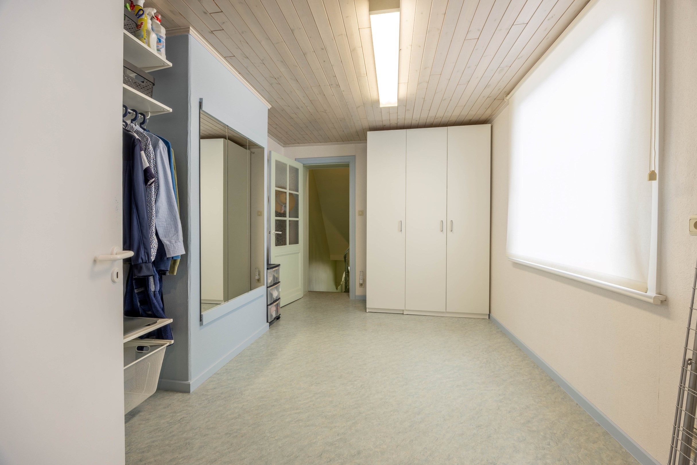 INSTAPKLARE WONING MET GARAGE EN UITWEG foto 23