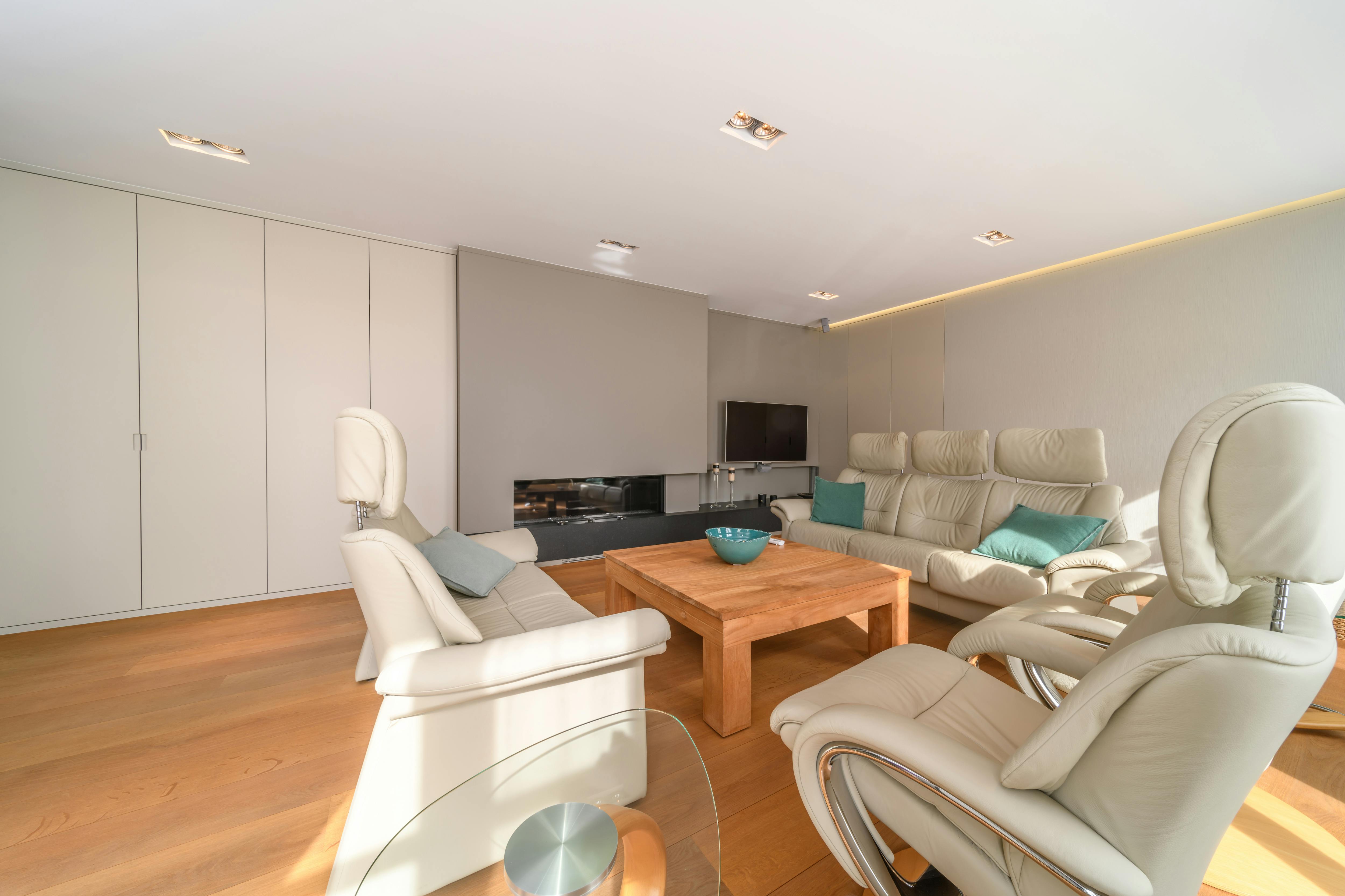 Herenhuis met ruime garage te koop in Izenberge. foto 3