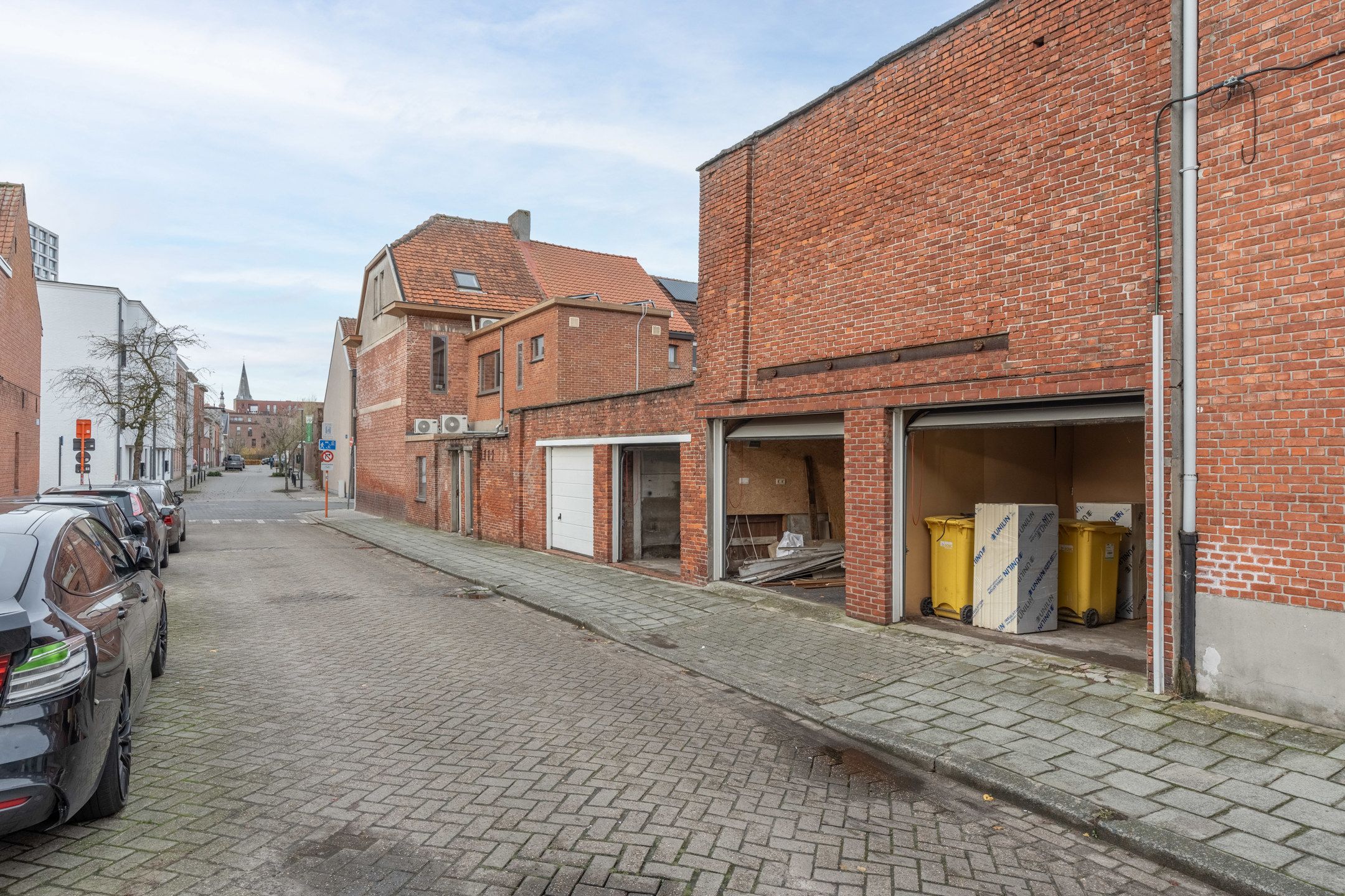 Afgesloten garagebox met bovenliggende berging te koop foto 8