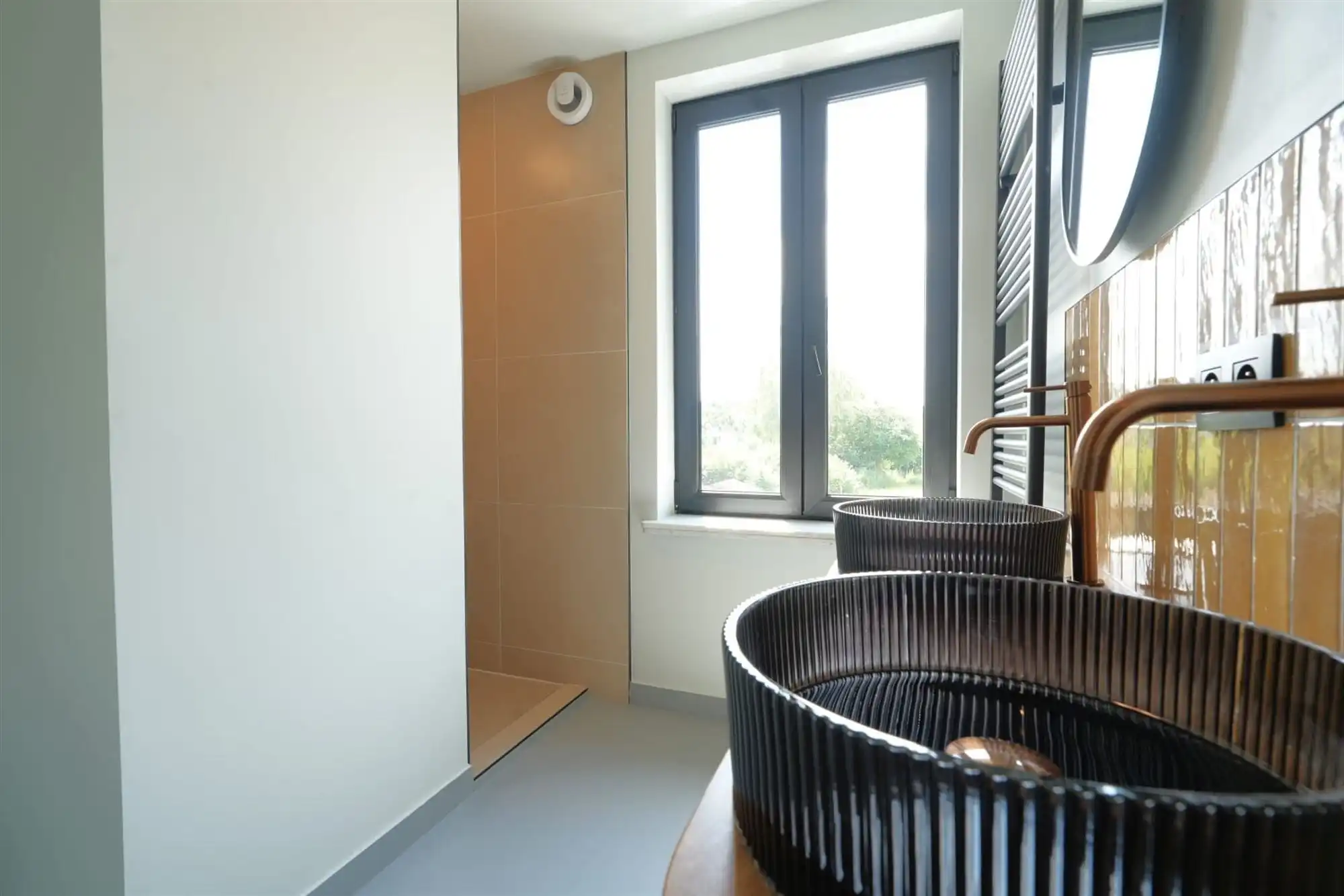 Gerenoveerde woning met drie slaapkamers en tuin foto 16