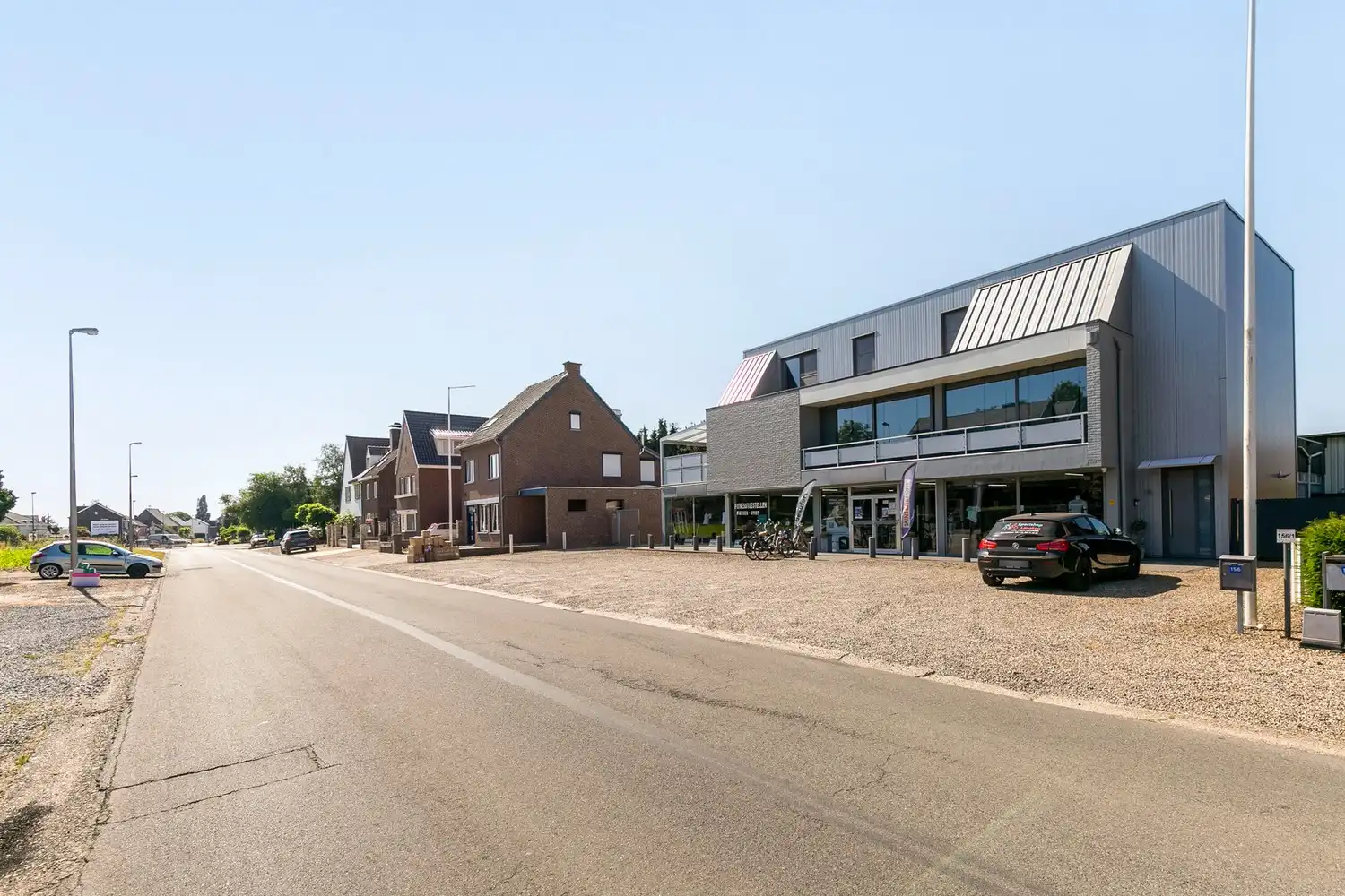 Handelsruimte met luxe duplex-appartement en verhuurde loodsen op het industrieterrein in Lanaken foto 4