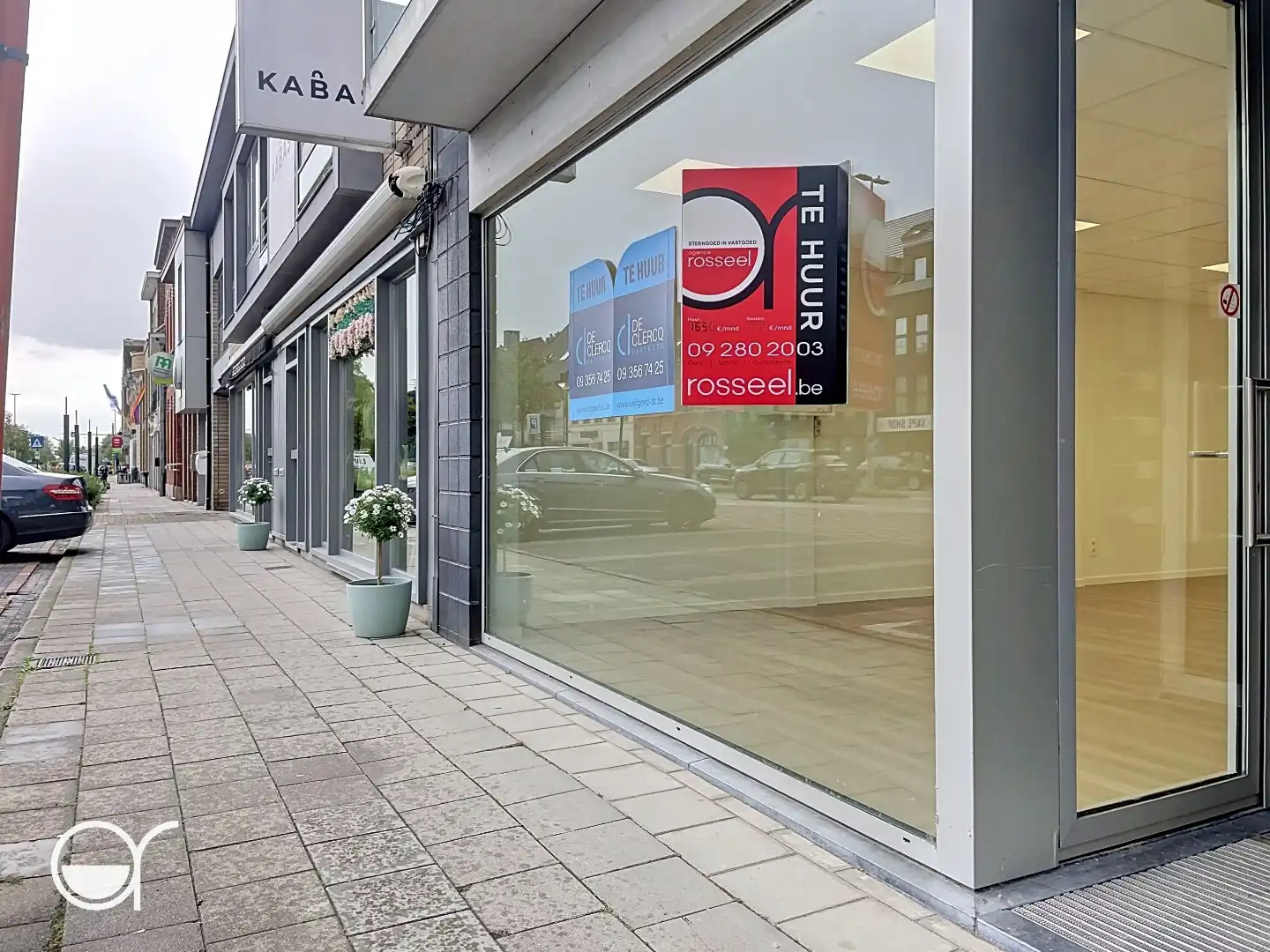 Gerenoveerd kantoor met drie autostaanplaatsen foto 16