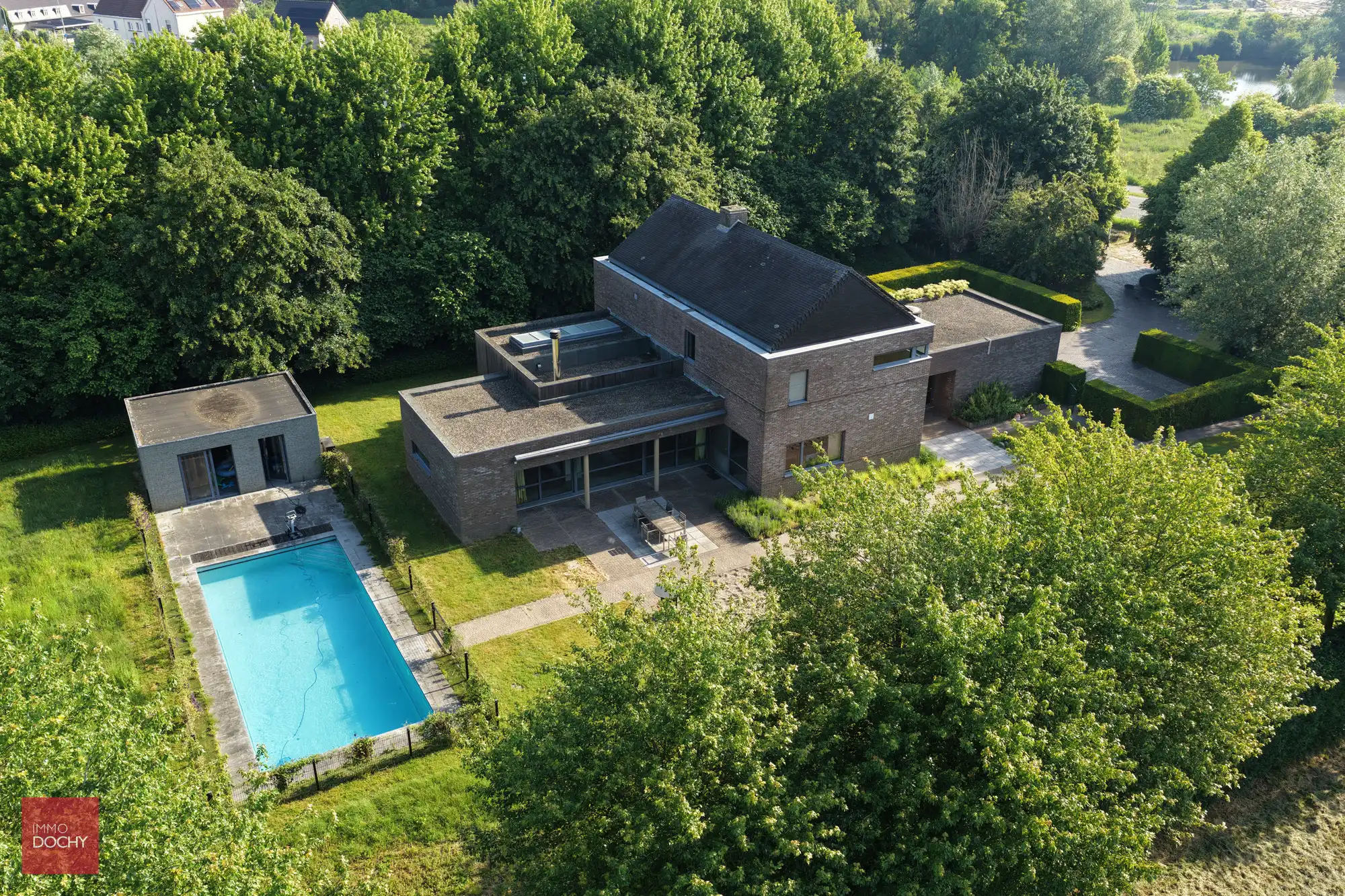 Ruime villa te huur foto {{pictureIndex}}