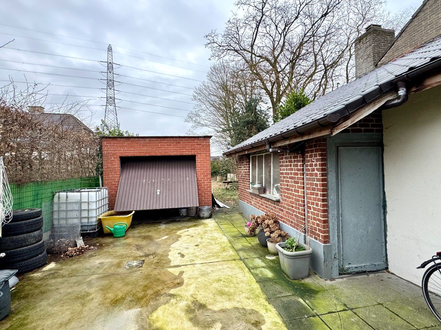 HALFOPEN WONING MET 3 SLPKS, TUIN EN GARAGE foto 4