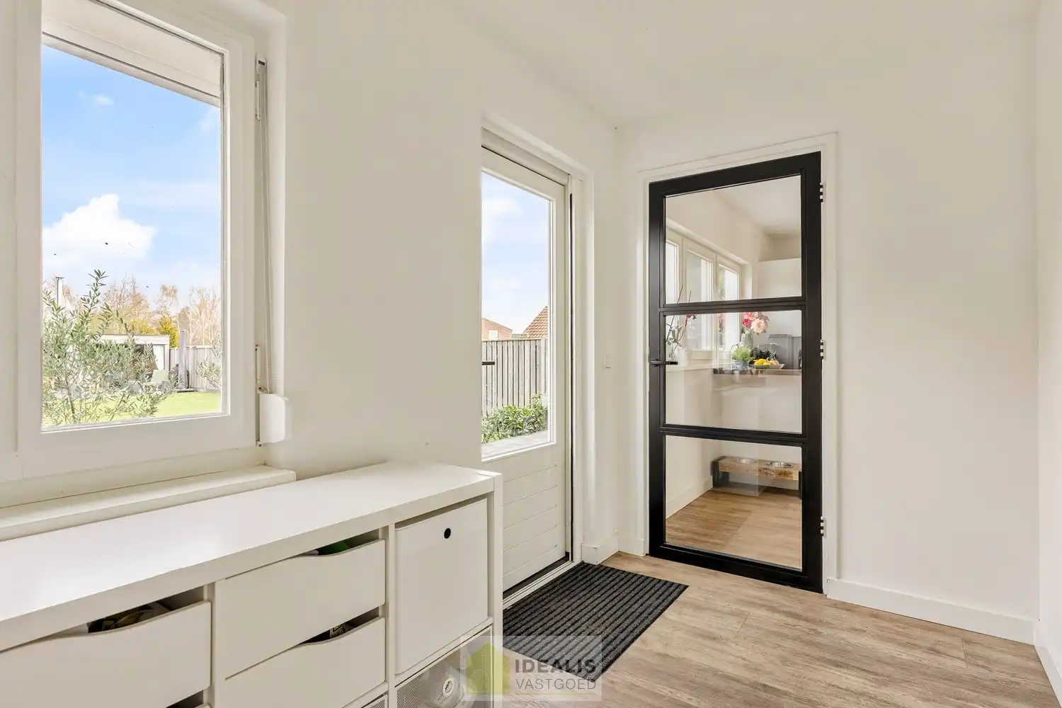 Recent gerenoveerde en perfect onderhouden eengezinswoning met lichtrijke leefruimte, praktisch uitgeruste keuken, 3 slaapkamers, knappe badkamer en knap bijgebouw! foto 22