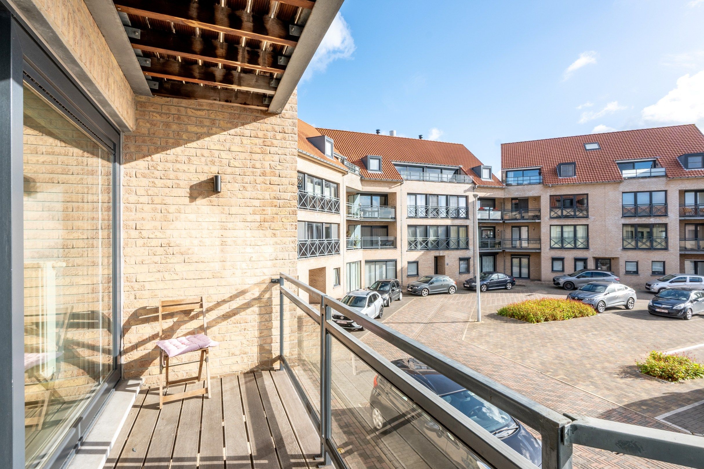 Ruim en zonnig appartement te Lissewege foto {{pictureIndex}}