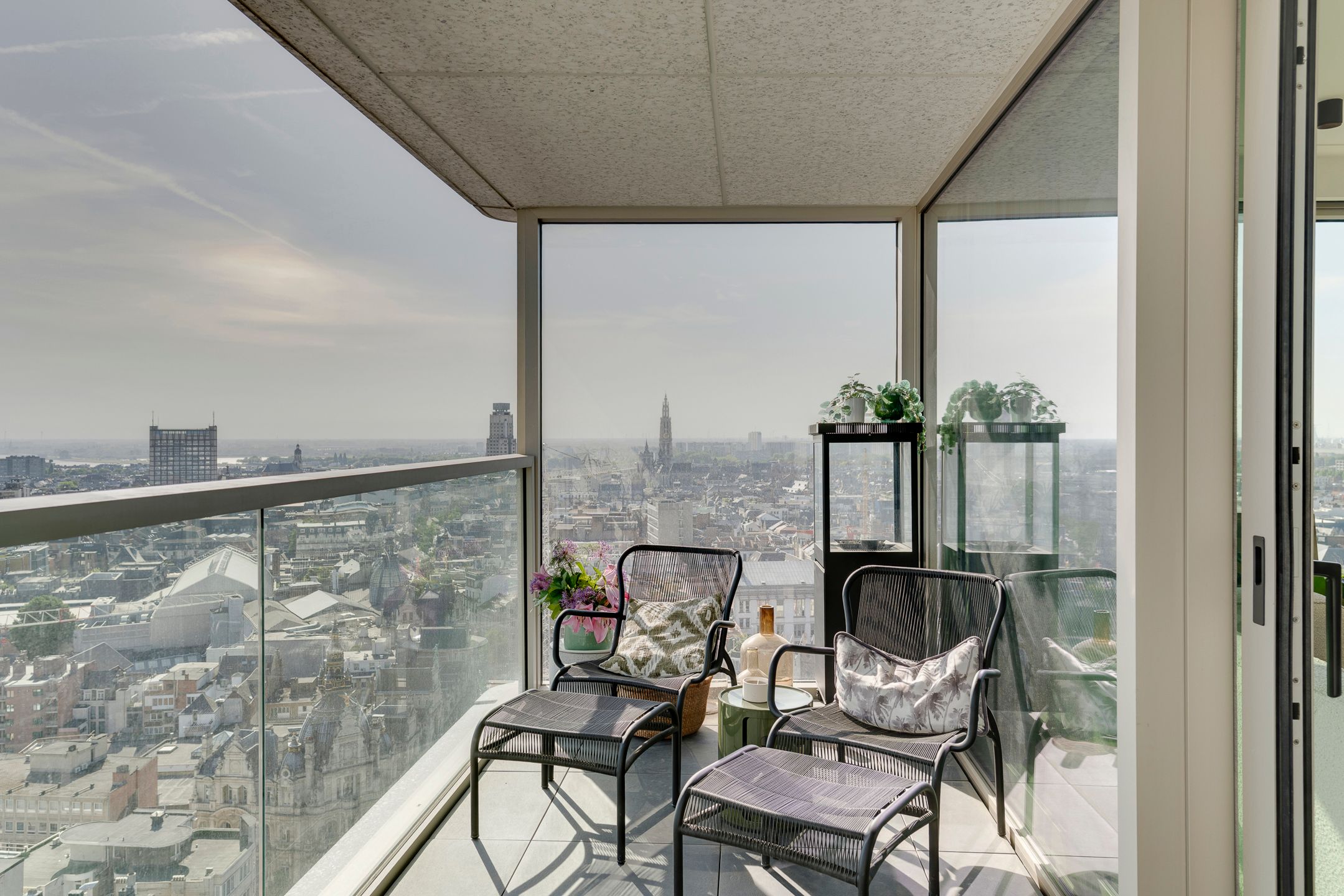 Hoogwaardig afgewerkt appartement in Antwerp Tower foto 12