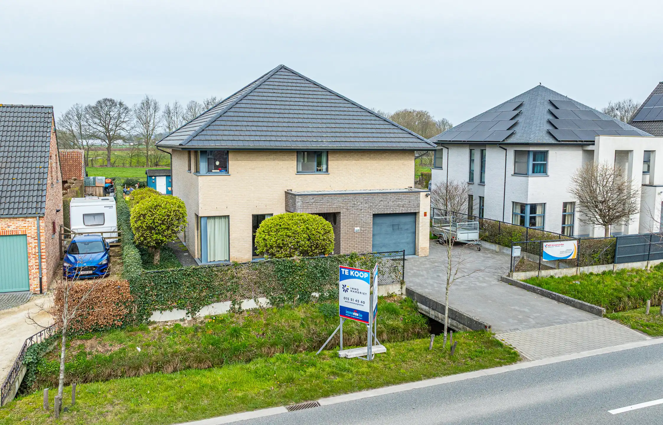 Moderne gezinswoning met inpandige garage en grote tuin. foto 2
