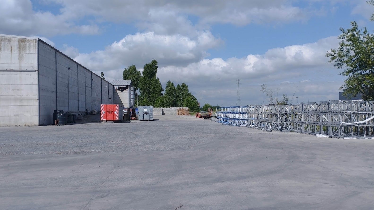 Loods ( 2250m²) met ruime buitenopslag te Sint-Eloois-Vijve foto 4