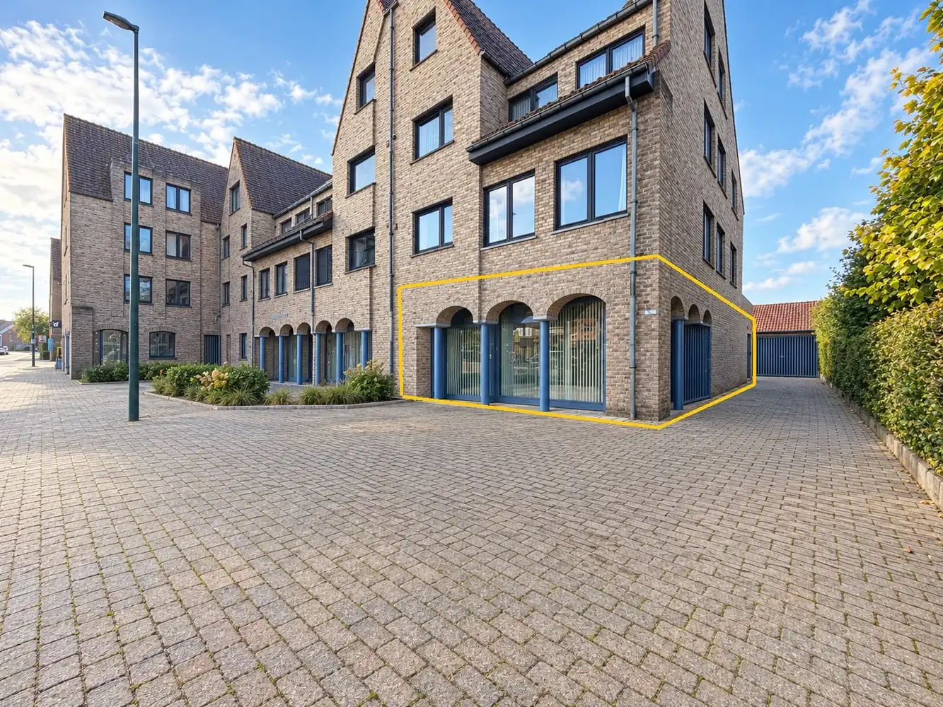 Ruim handelspand (161m²) op topligging in Torhout! foto {{pictureIndex}}